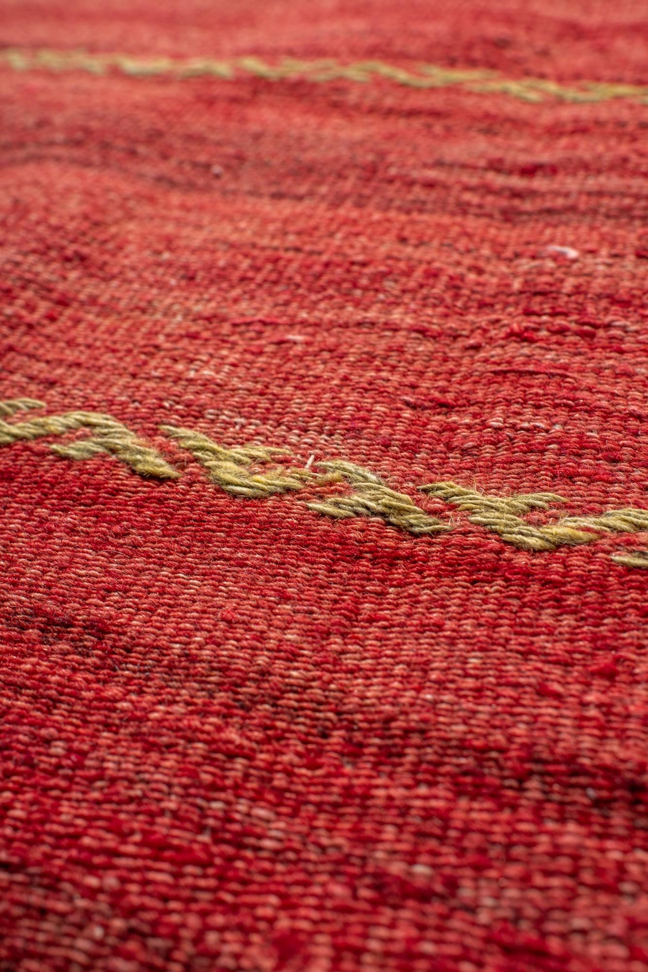 Kilim turco rosso minimalista con morbido motivo tribale In condizioni buone in vendita a New York, NY