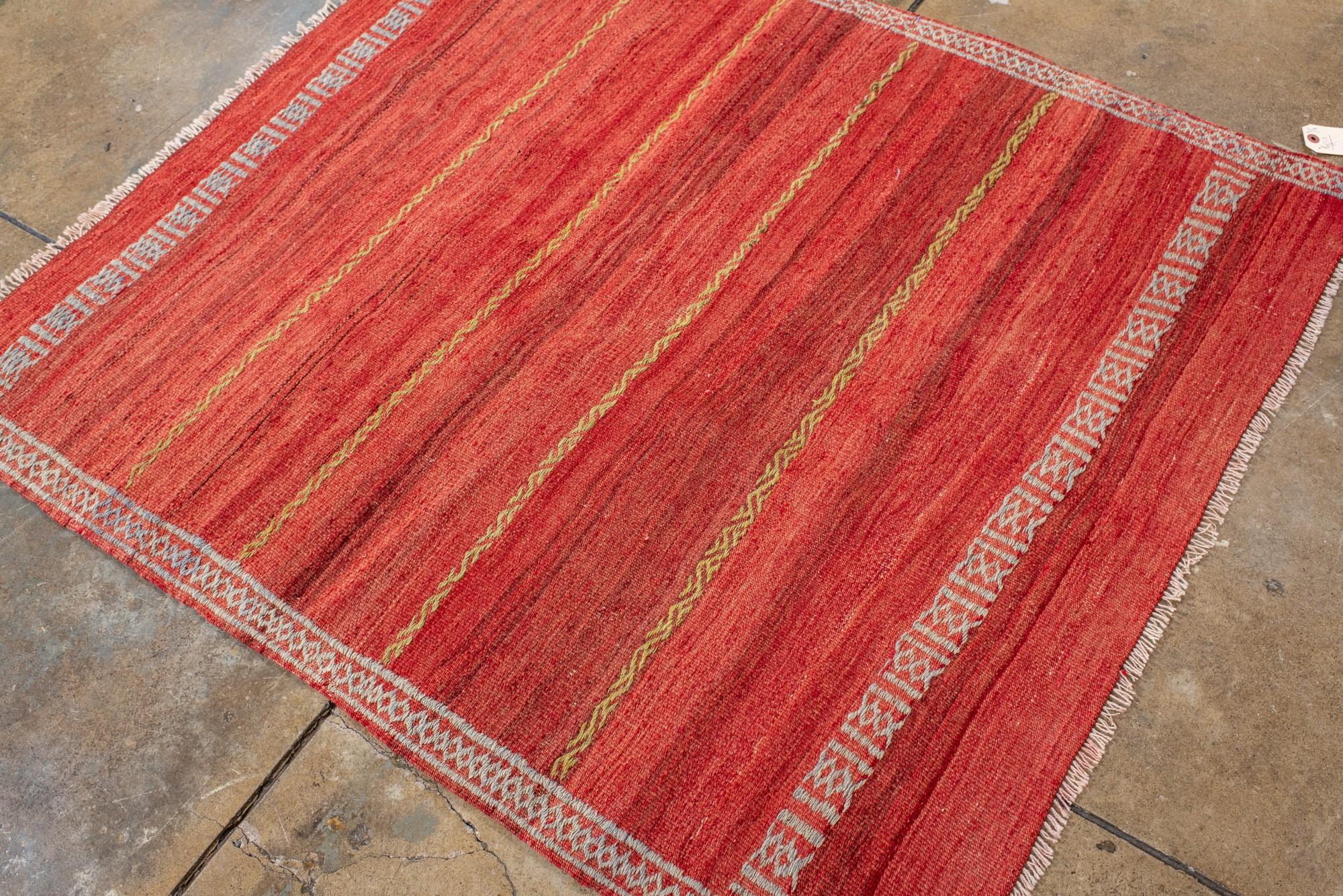 XX secolo Kilim turco rosso minimalista con morbido motivo tribale in vendita