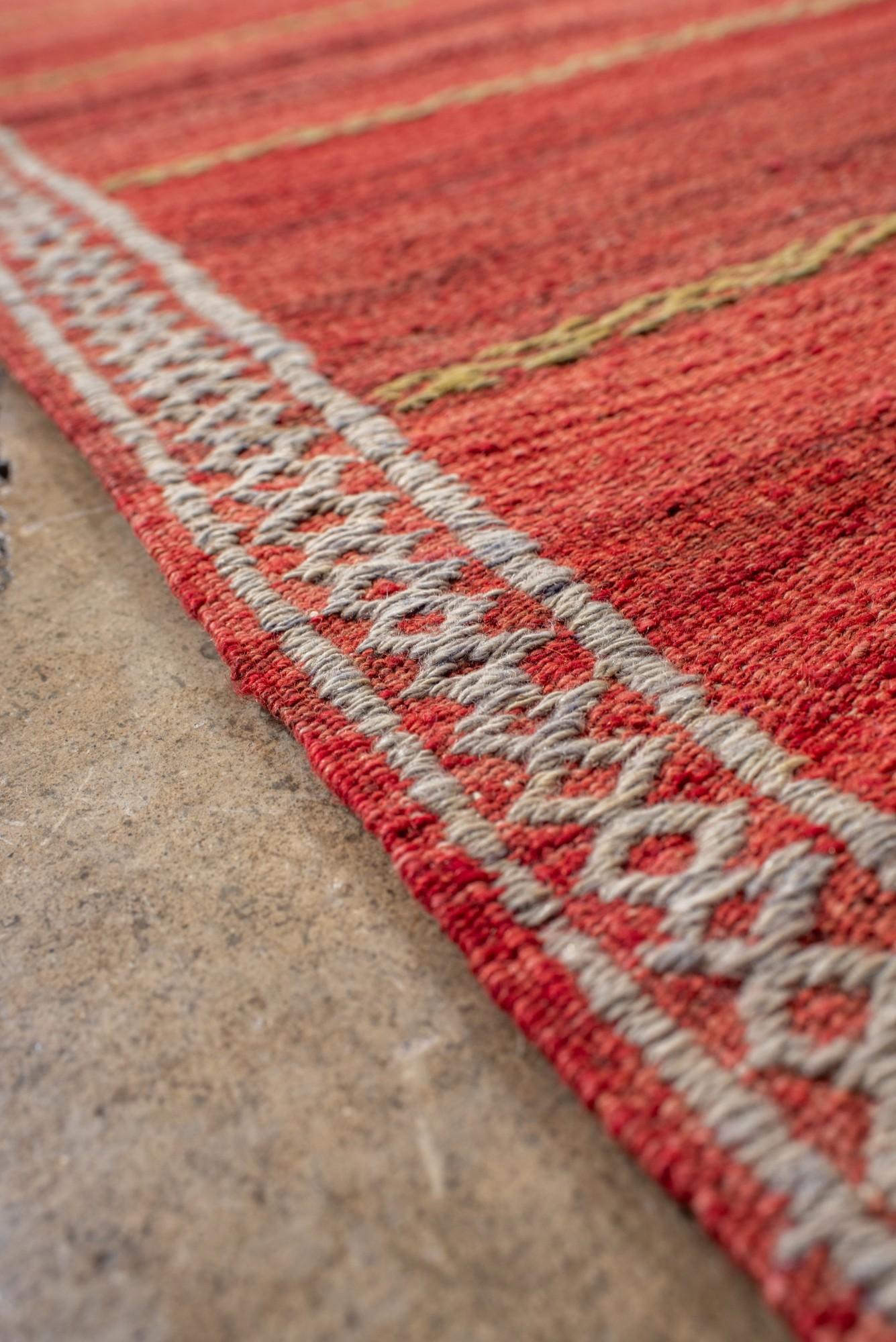 Lana Kilim turco rosso minimalista con morbido motivo tribale in vendita