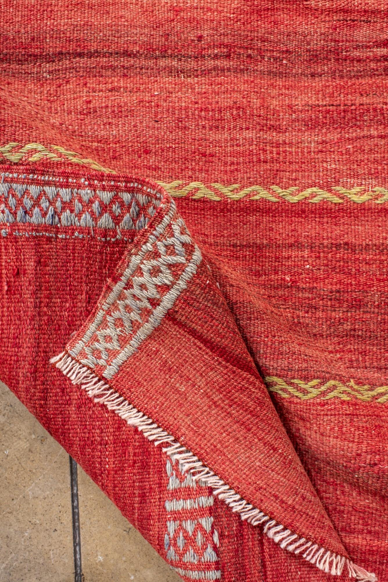 Kilim turco rosso minimalista con morbido motivo tribale in vendita 1