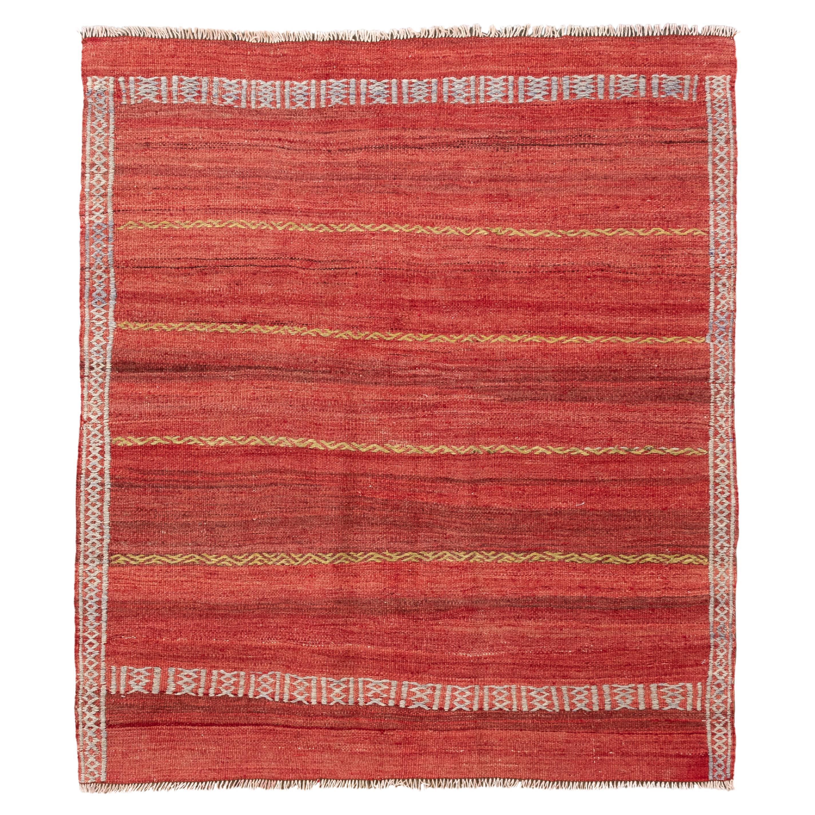 Kilim turco rosso minimalista con morbido motivo tribale in vendita