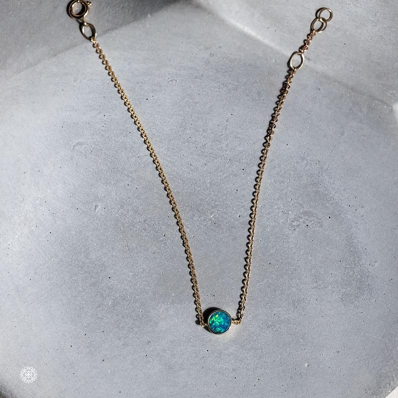 Minimalistisches rundes australisches Doublet-Opal-Armband 14k Gelbgold (Arts and Crafts)