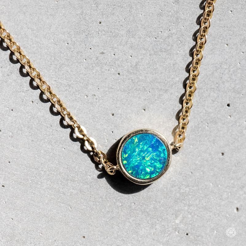 Minimalistisches rundes australisches Doublet-Opal-Armband 14k Gelbgold (Rundschliff)