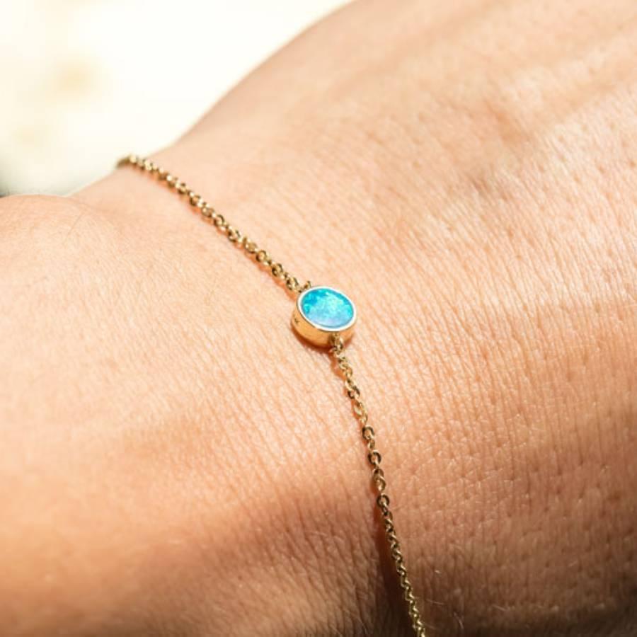 Minimalistisches rundes australisches Doublet-Opal-Armband 14k Gelbgold im Zustand „Neu“ in Suwanee, GA