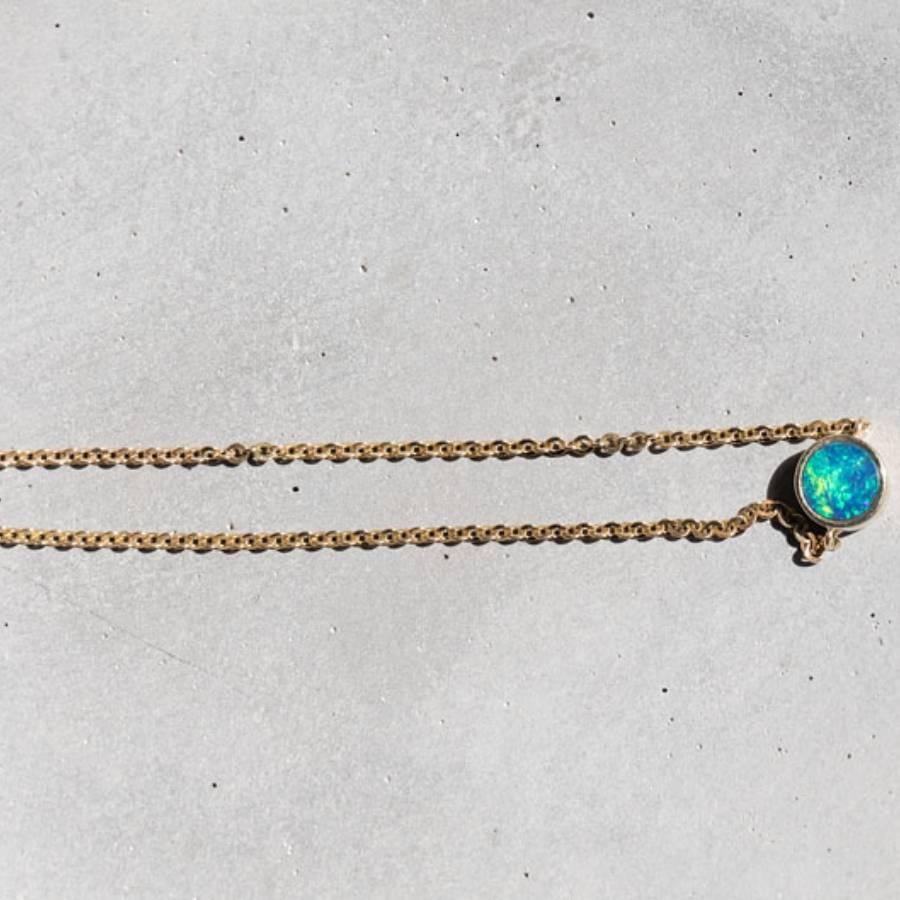 Minimalistisches rundes australisches Doublet-Opal-Armband 14k Gelbgold für Damen oder Herren
