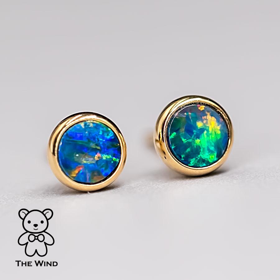 Taglio rotondo Orecchini a perno minimalisti in oro giallo 18k con opale australiano doppio e rotondo in vendita