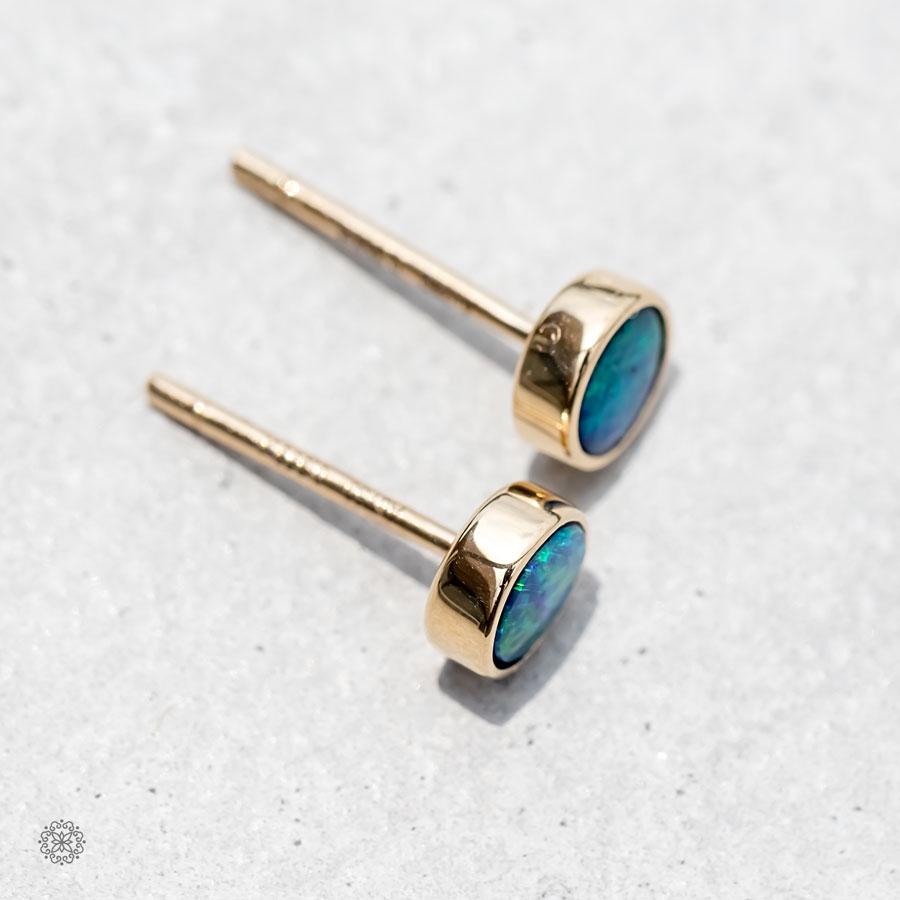 Orecchini a perno minimalisti in oro giallo 18k con opale australiano doppio e rotondo In condizioni Nuovo in vendita a Suwanee, GA