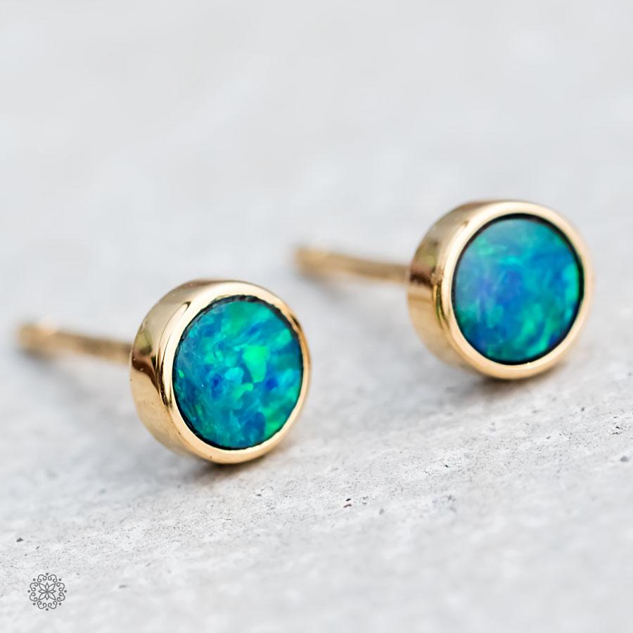 Orecchini a perno minimalisti in oro giallo 18k con opale australiano doppio e rotondo in vendita 1