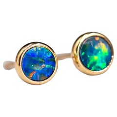 Clous d'oreilles minimalistes en or jaune 18 carats avec opale double australienne ronde
