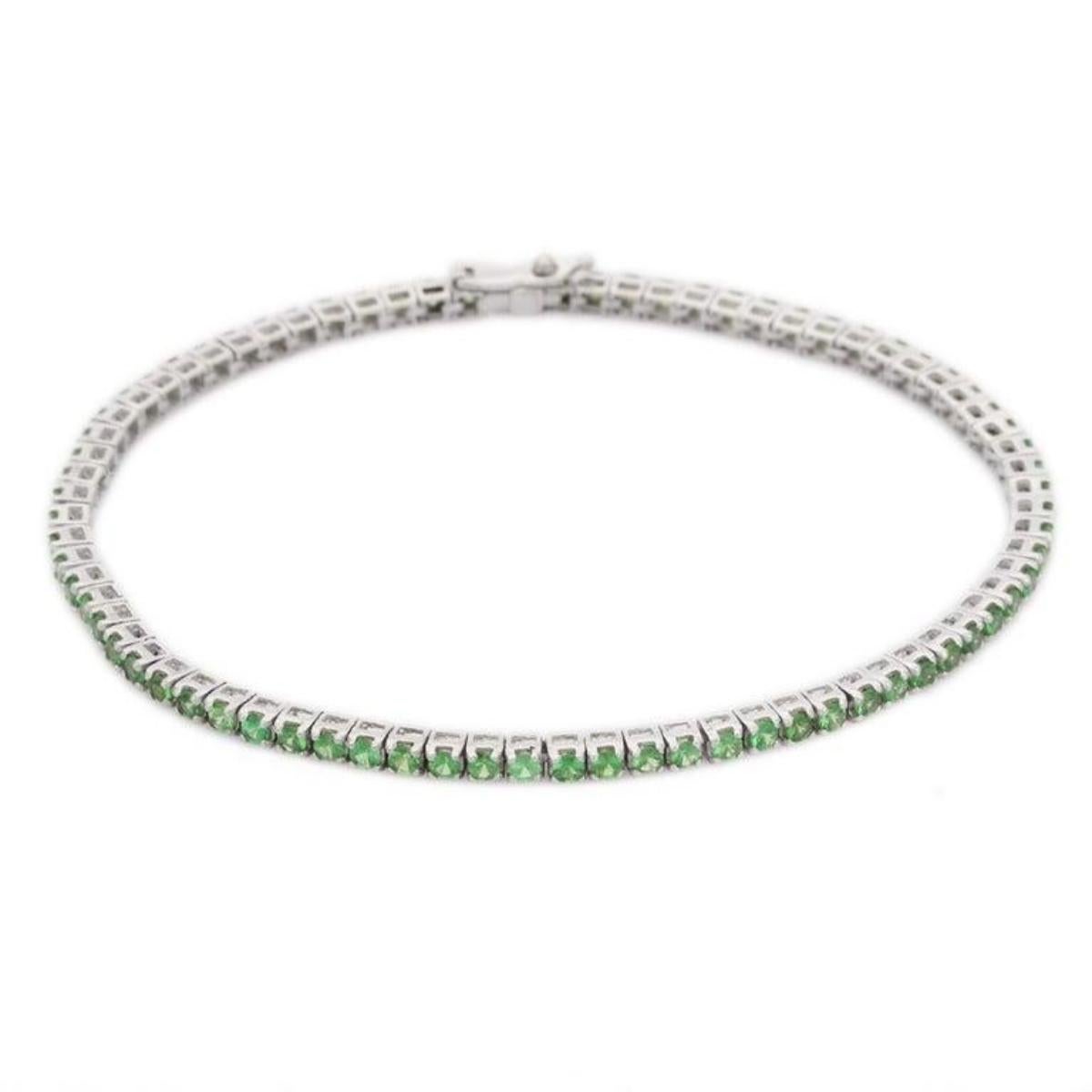 Minimalist Round Cut Tsavorite Sleek Tennis Bracelet in 18k Solid White Gold In New Condition For Sale In New York, NY