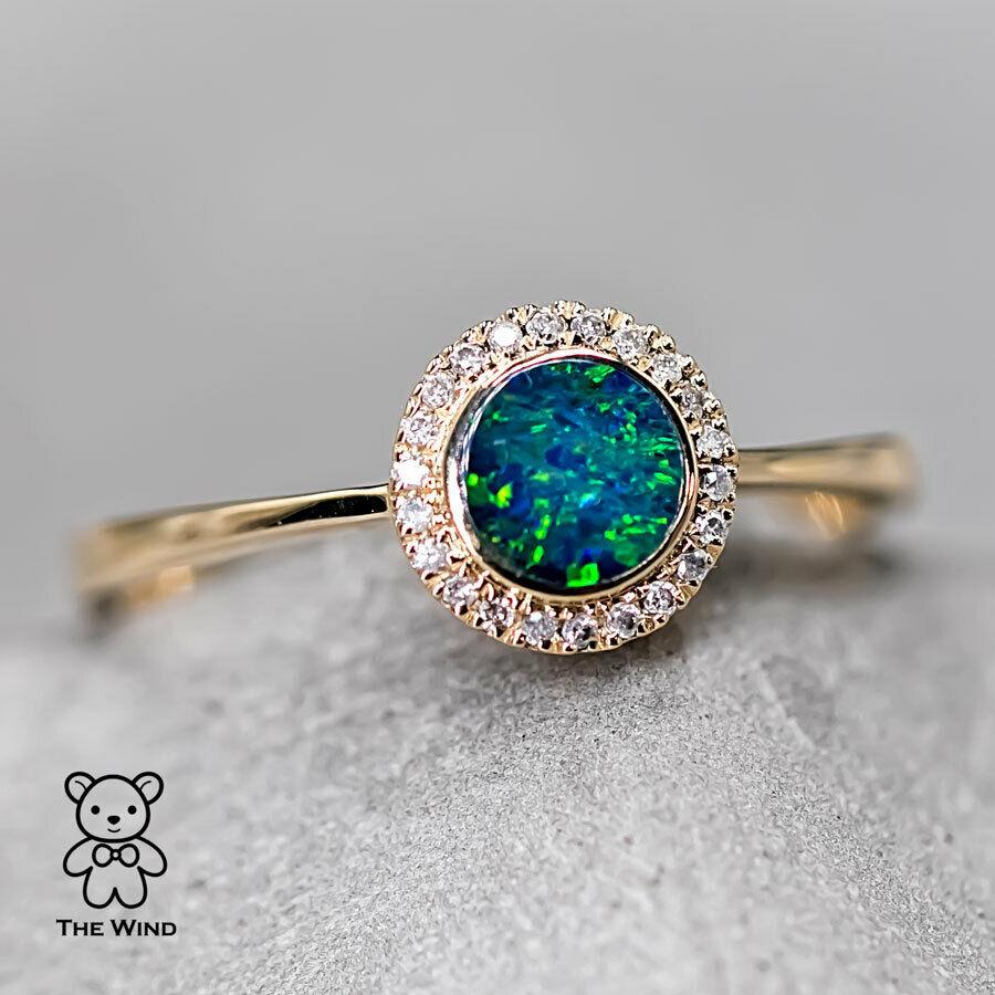 Anillo minimalista de oro amarillo de 14 quilates con doblete de ópalo australiano redondo y diamante Artista en venta