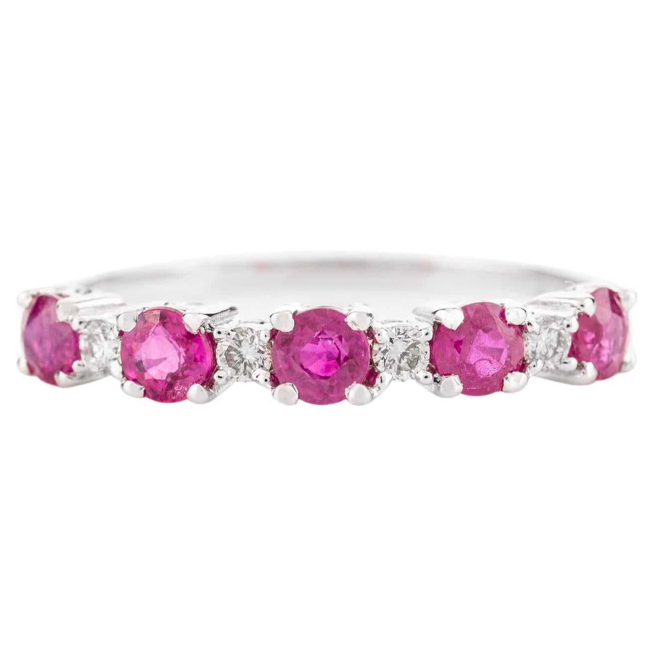 Anillo apilable minimalista de rubí y diamantes para novia en oro blanco de 14k