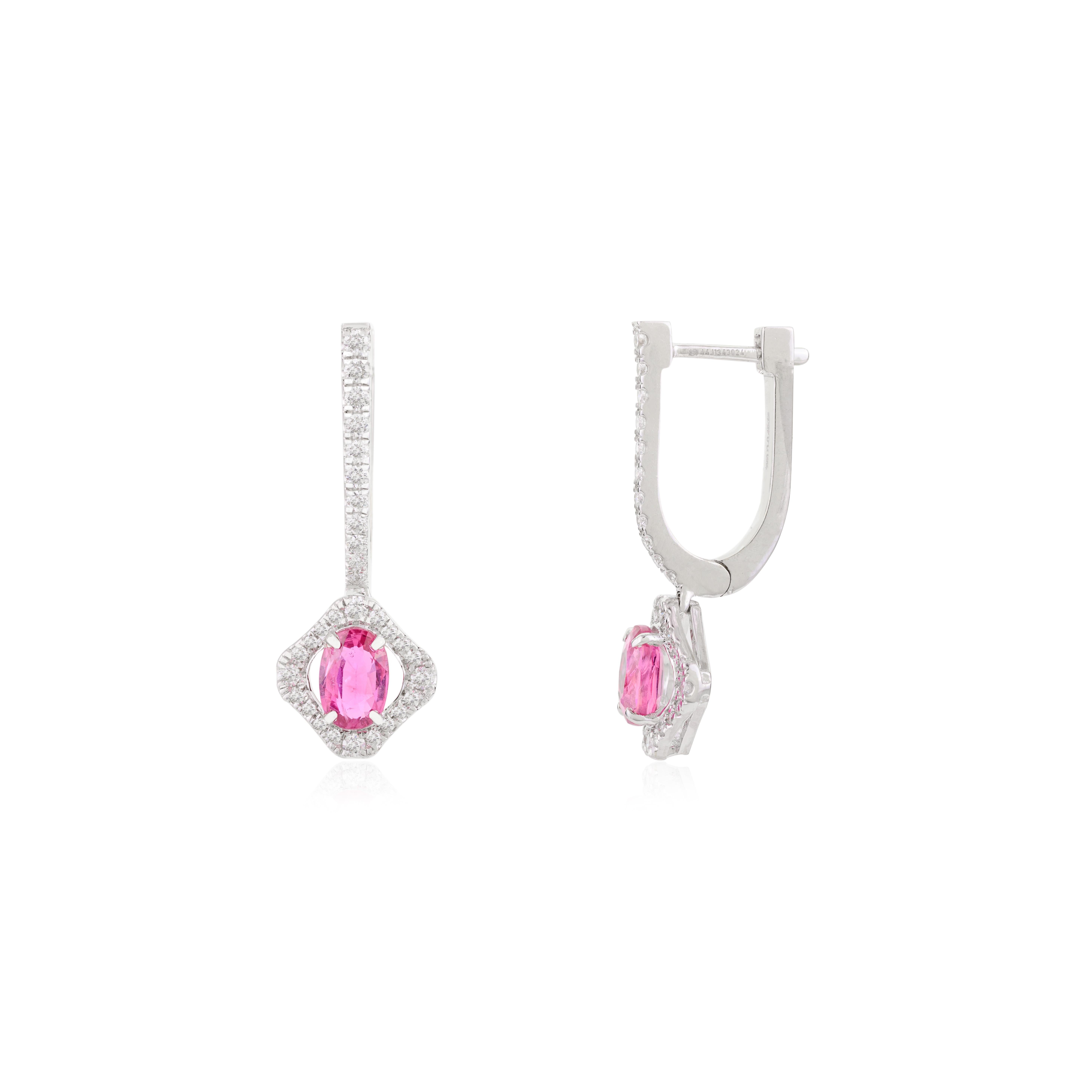 Orecchini pendenti minimalisti con diamante e rubino in oro bianco massiccio 18 carati In condizioni Nuovo in vendita a New York, NY