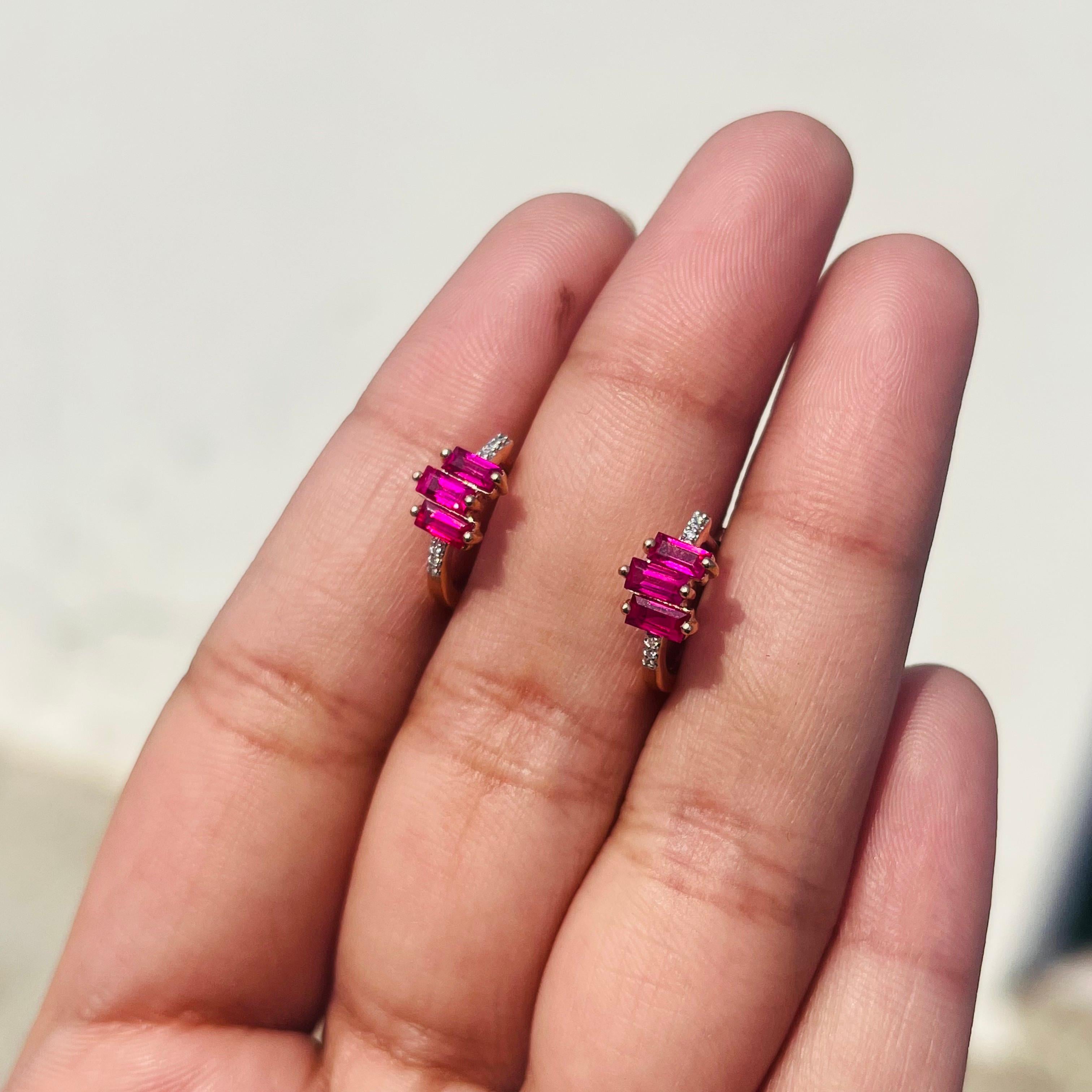 Minimalistische Rubin-Diamant-Huggie-Ohrringe aus 18 Karat massivem Roségold, Geschenk für sie im Zustand „Neu“ im Angebot in Houston, TX