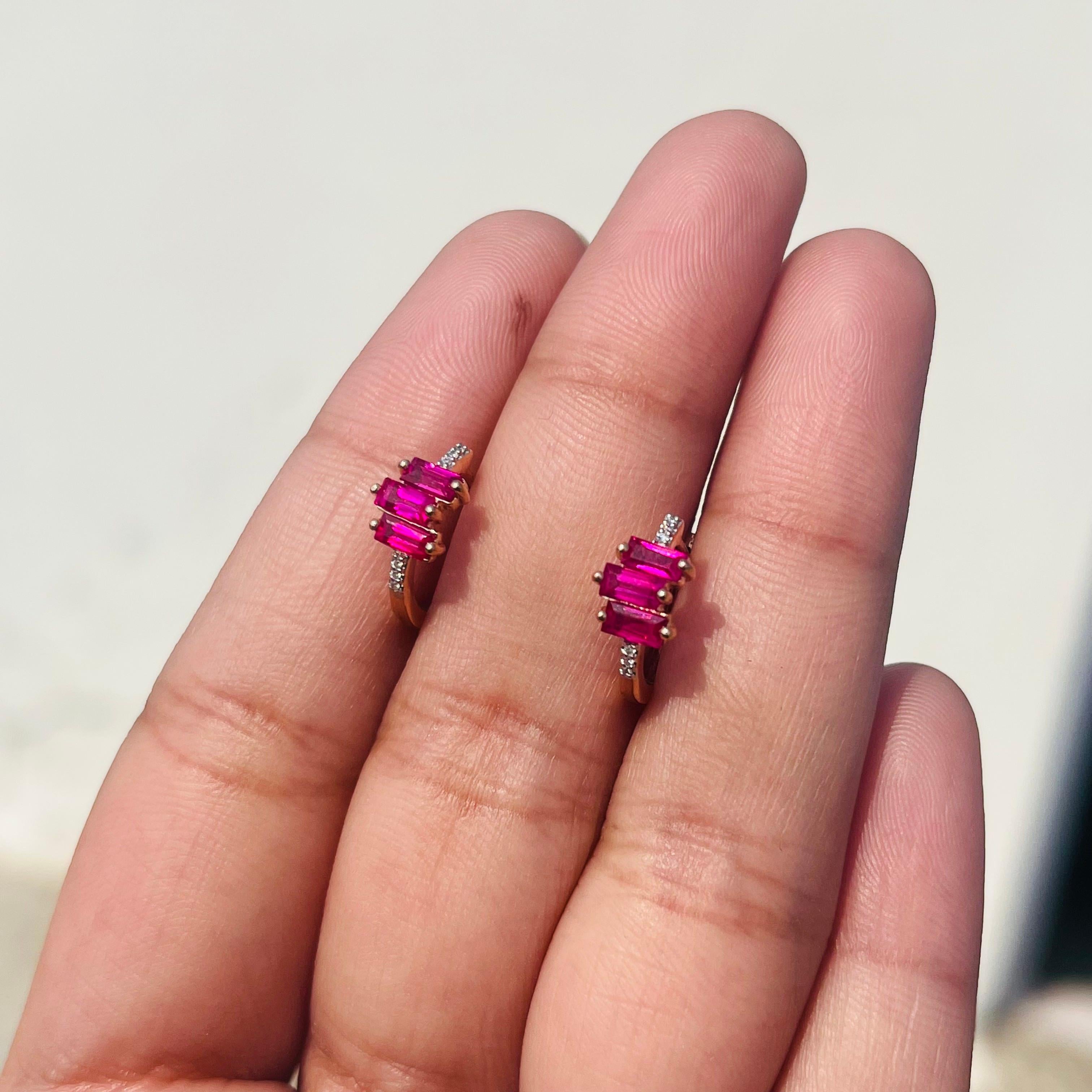 Minimalistische Rubin-Diamant-Huggie-Ohrringe aus 18 Karat massivem Roségold, Geschenk für sie Damen im Angebot