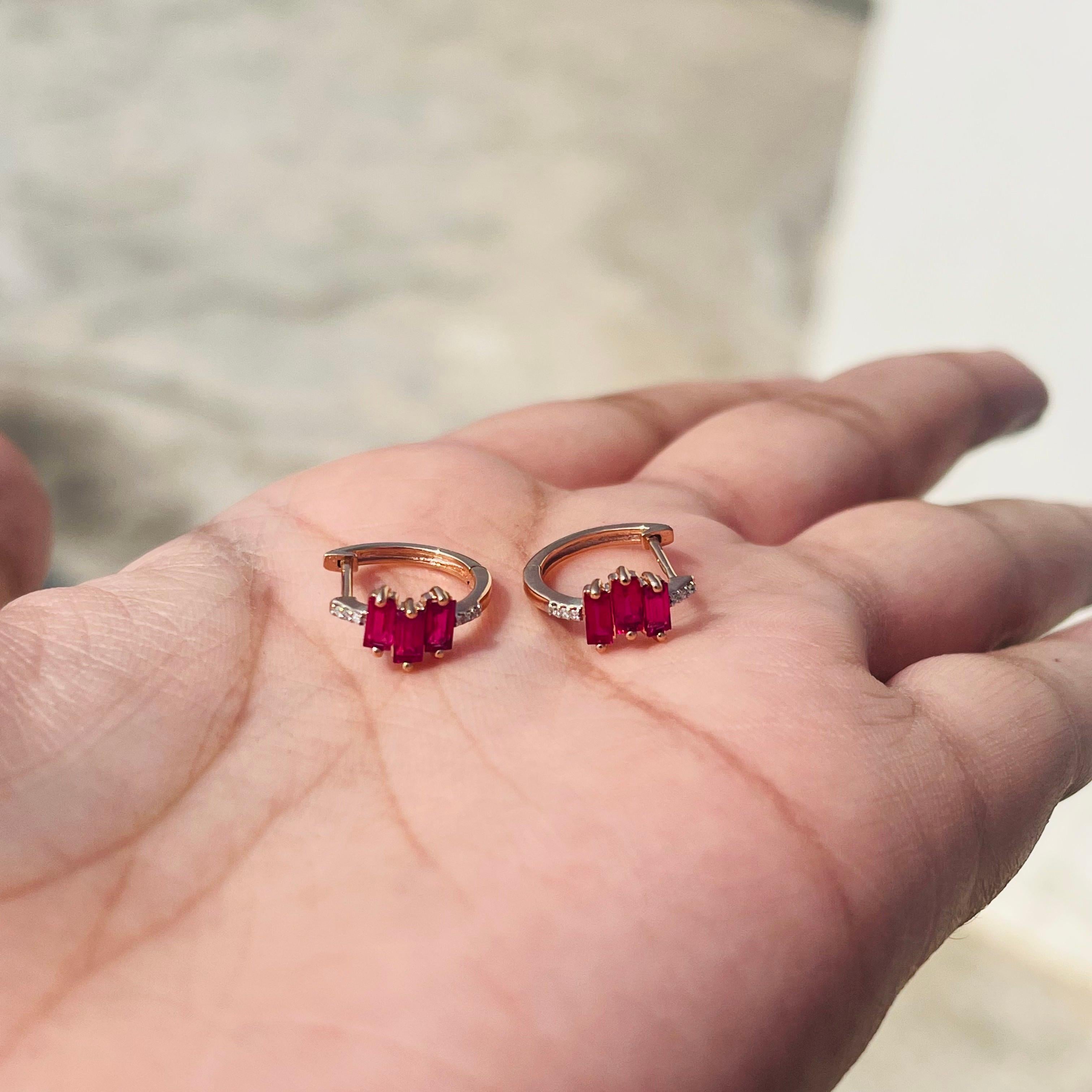 Minimalistische Rubin-Diamant-Huggie-Ohrringe aus 18 Karat massivem Roségold, Geschenk für sie im Angebot 1