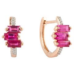 Boucles d'oreilles huggies minimalistes en or rose massif 18 carats avec rubis et diamants pour elle