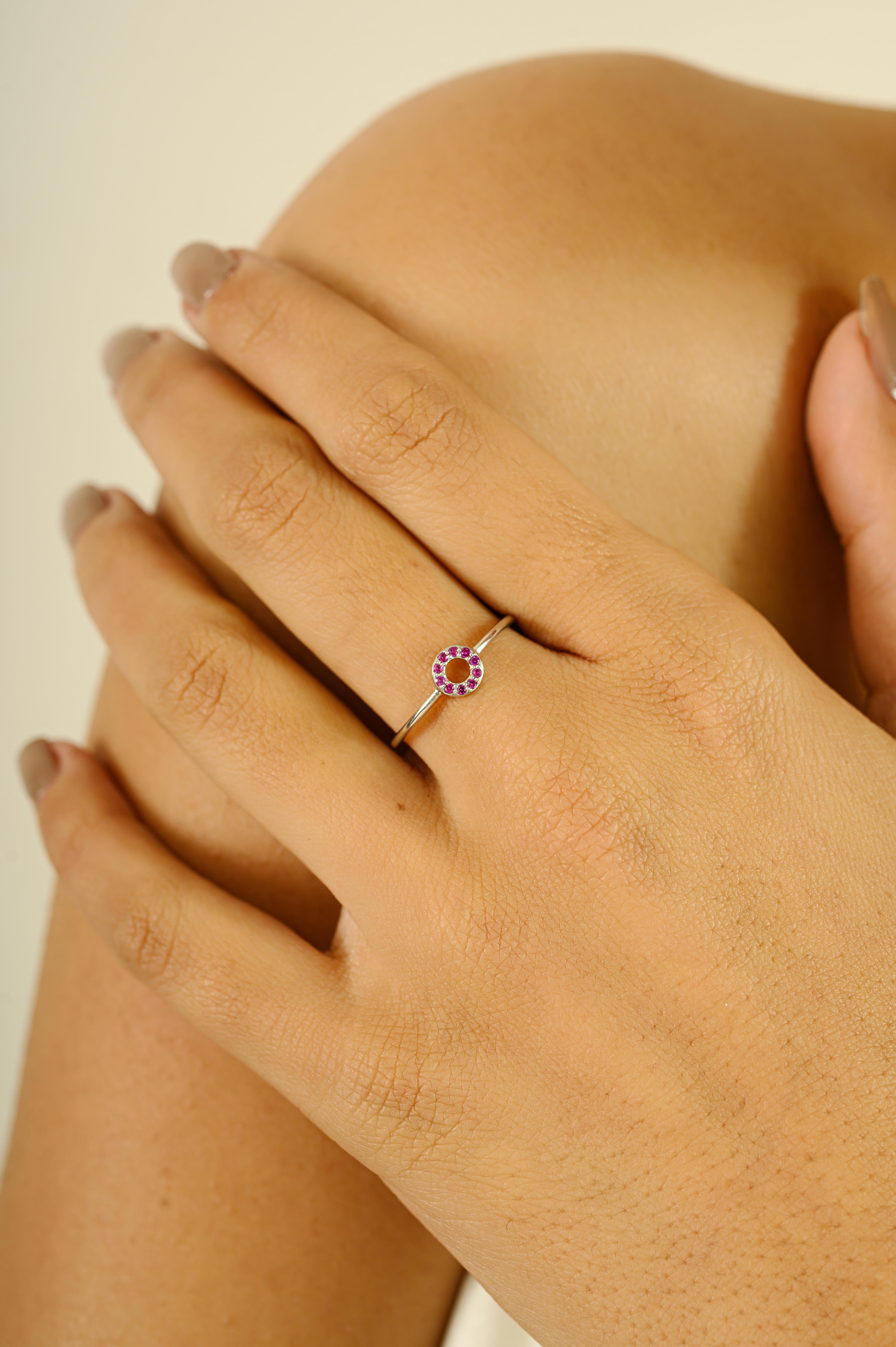 En vente :  Bague minimaliste en or blanc massif 14k avec halo de rubis et cercle ouvert pour la vie de tous les jours 2