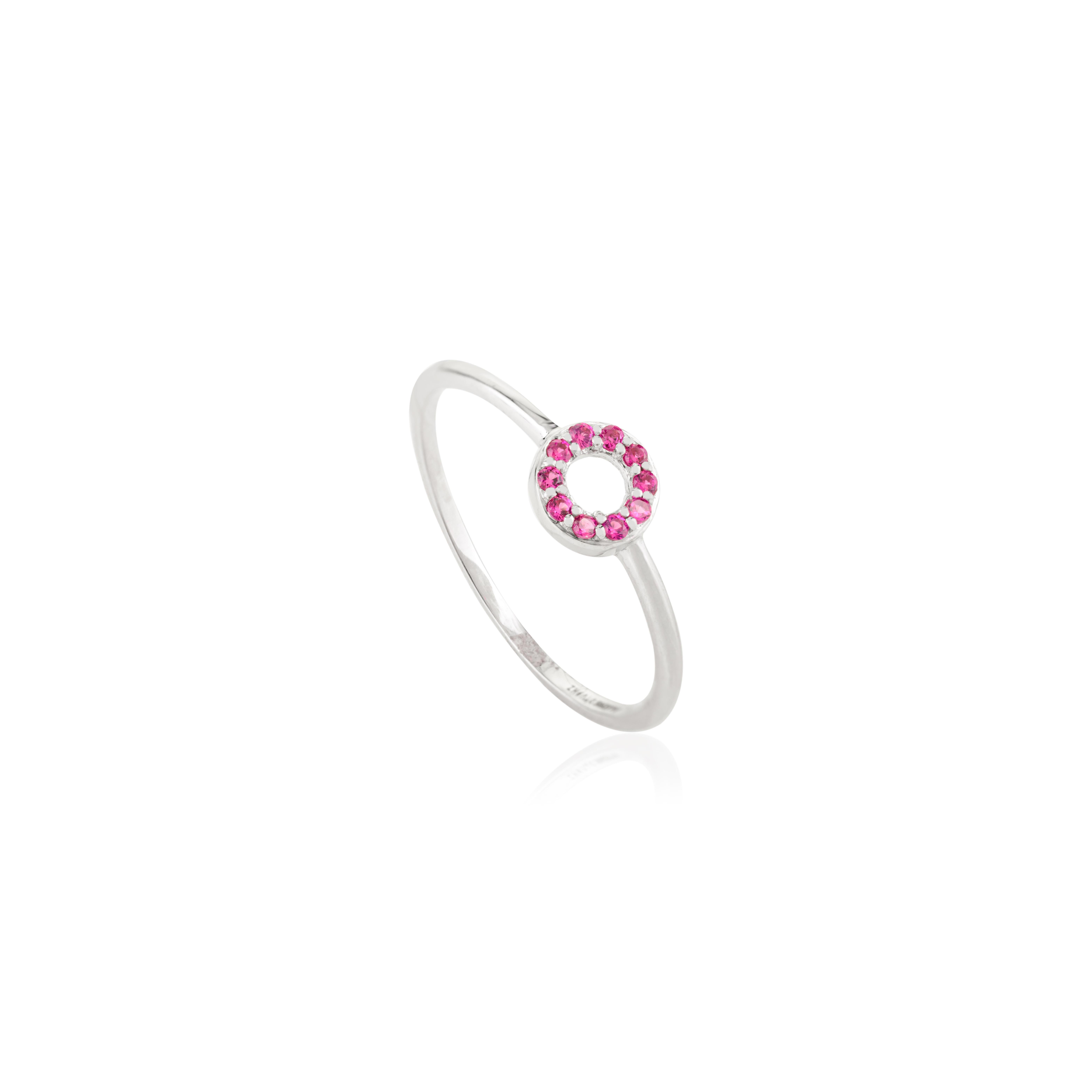 En vente :  Bague minimaliste en or blanc massif 14k avec halo de rubis et cercle ouvert pour la vie de tous les jours 3