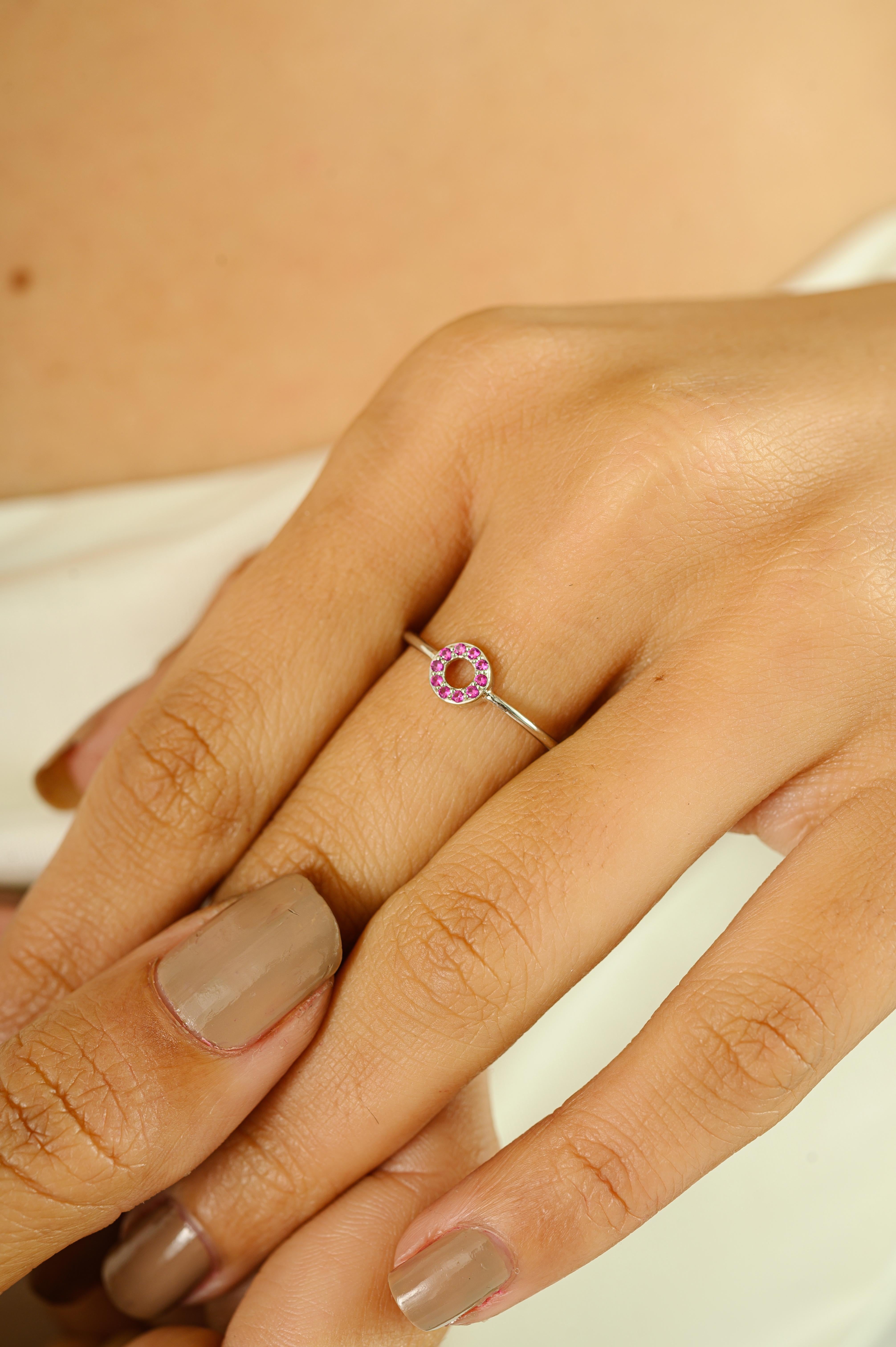 En vente :  Bague minimaliste en or blanc massif 14k avec halo de rubis et cercle ouvert pour la vie de tous les jours 4