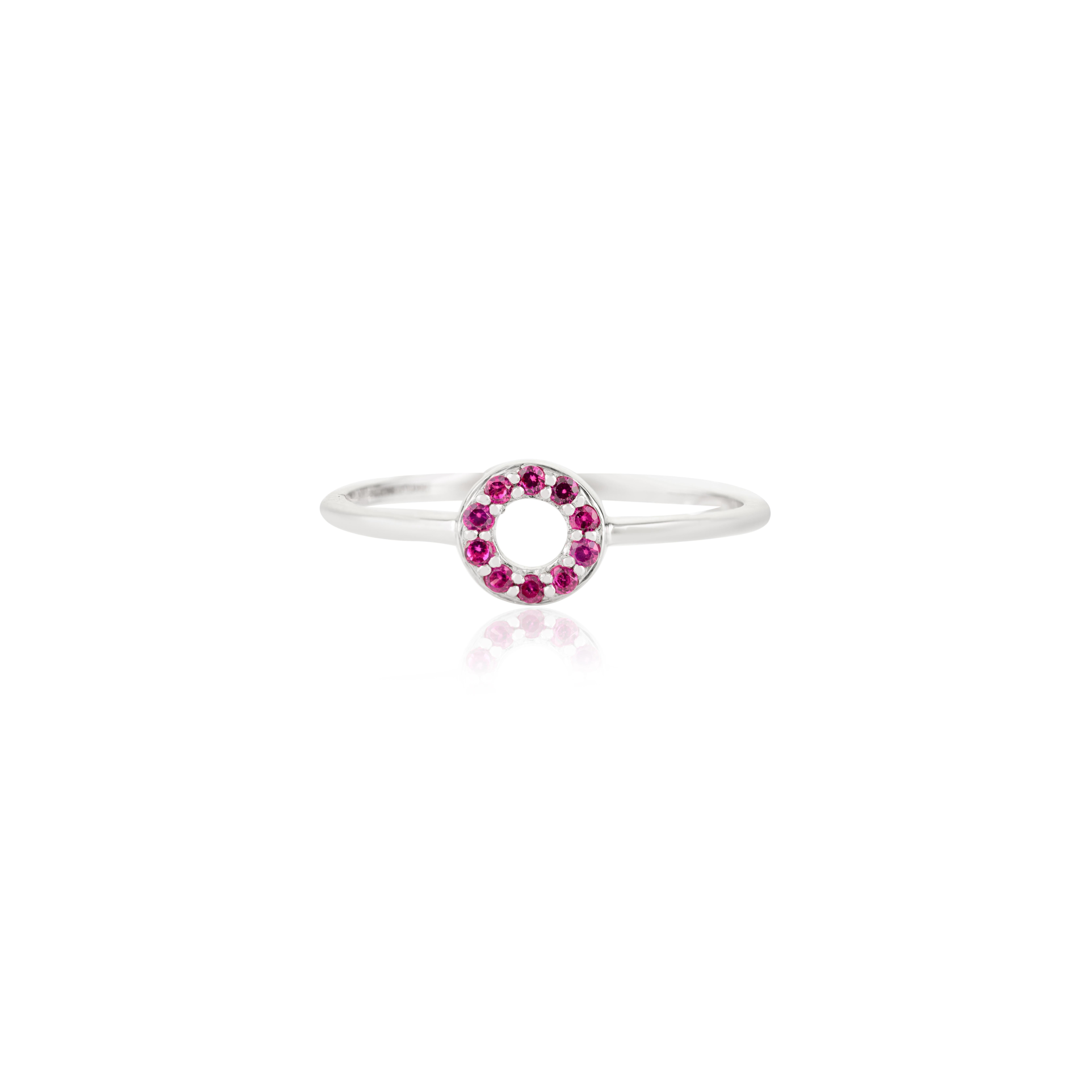 En vente :  Bague minimaliste en or blanc massif 14k avec halo de rubis et cercle ouvert pour la vie de tous les jours 5