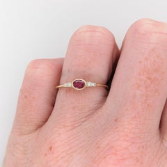 Minimalistischer Rubinring mit in der Erde geförderten Diamanten: Massiv 14K Gold, Oval 4.5x3.5mm