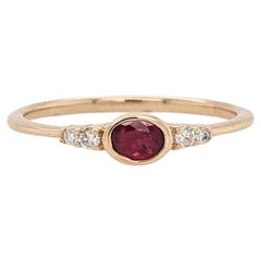 Minimalistischer Rubinring mit in der Erde geförderten Diamanten: Massiv 14K Gold, Oval 4.5x3.5mm