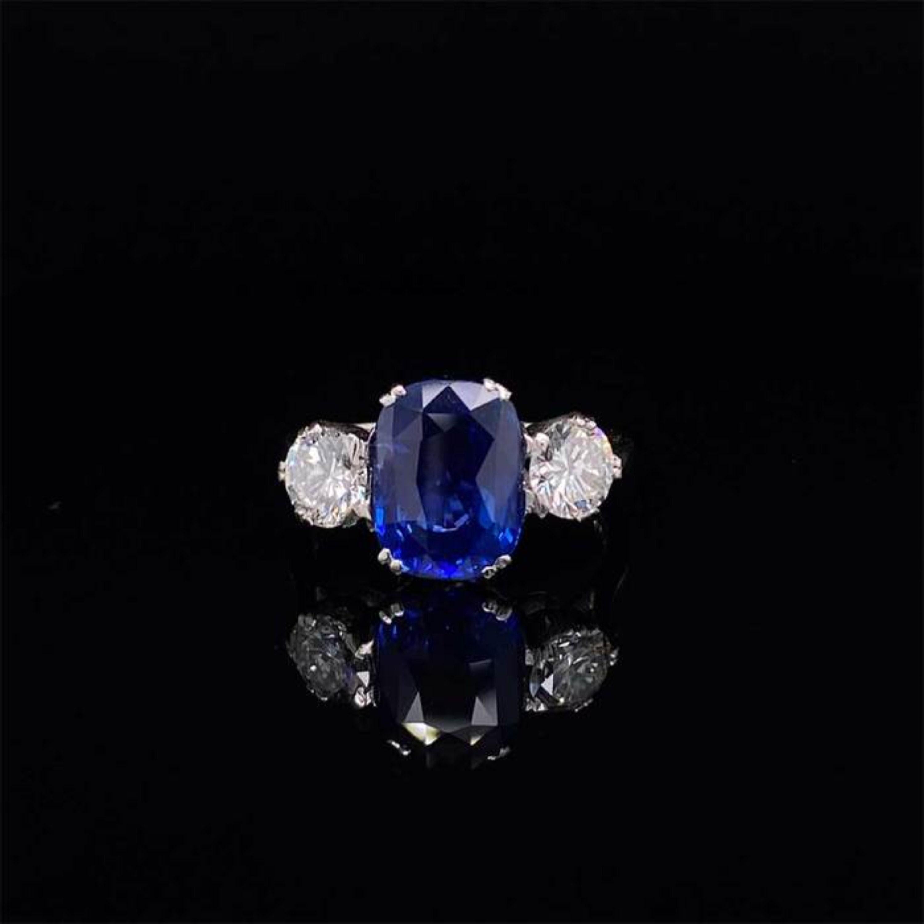 For Sale:  3 Carat Natural Sapphire Diamond Engagement Ring Set in 18K Gold, Cocktail Ring 2