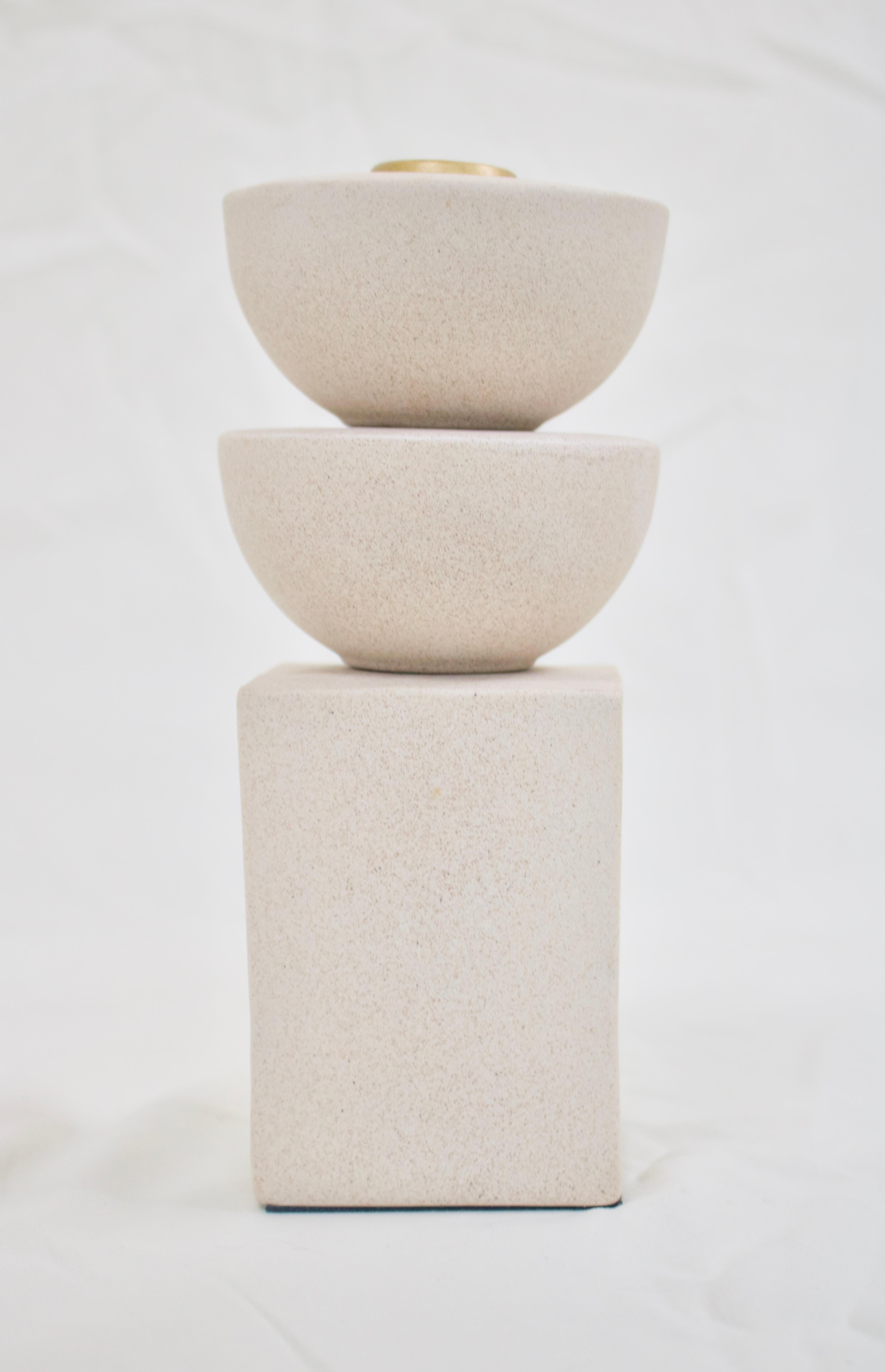 Minimalistischer skulpturaler Kerzenhalter mit gestapelten geometrischen Formen (20. Jahrhundert) im Angebot