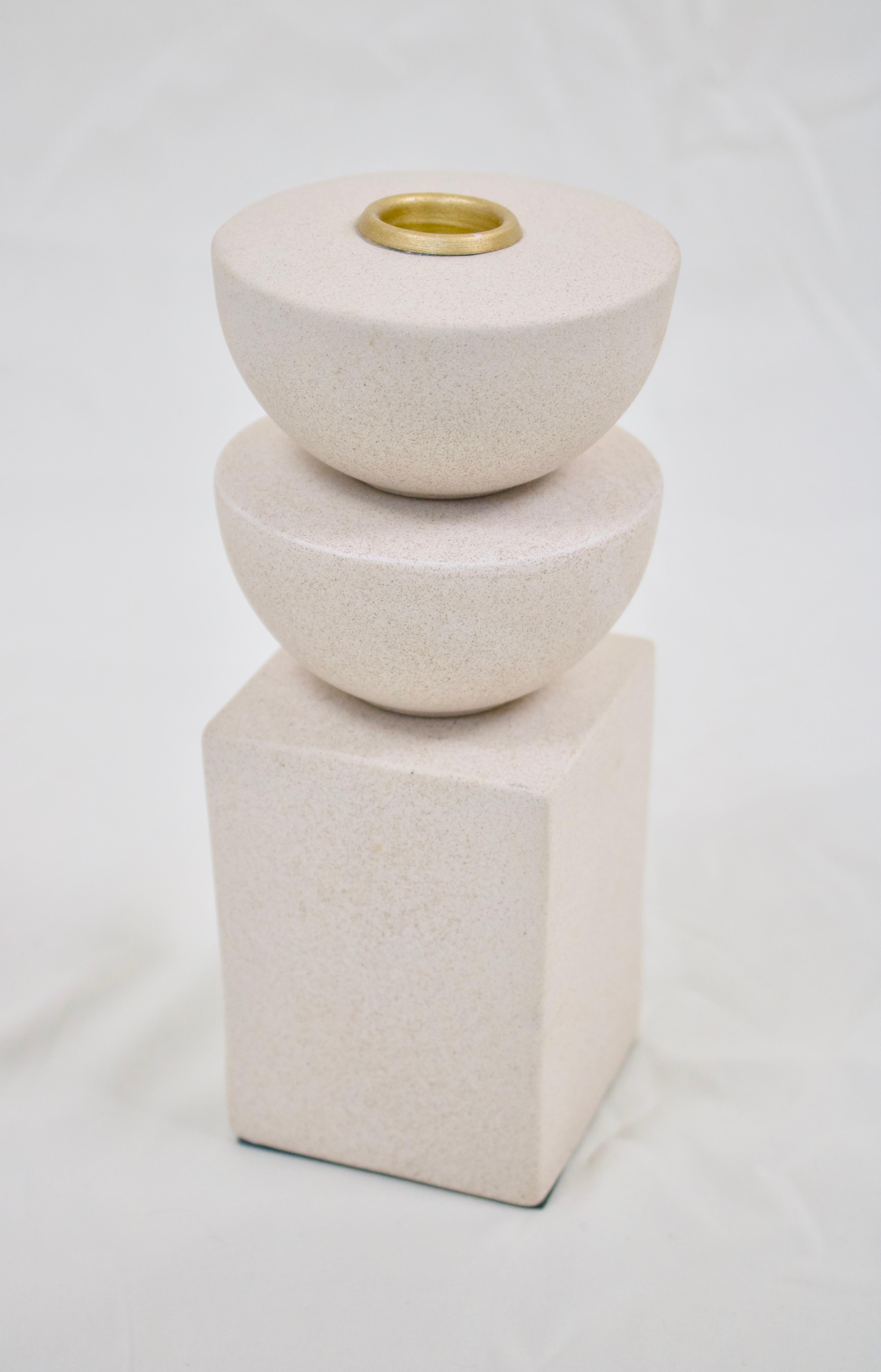 Minimalistischer skulpturaler Kerzenhalter mit gestapelten geometrischen Formen (Keramik) im Angebot