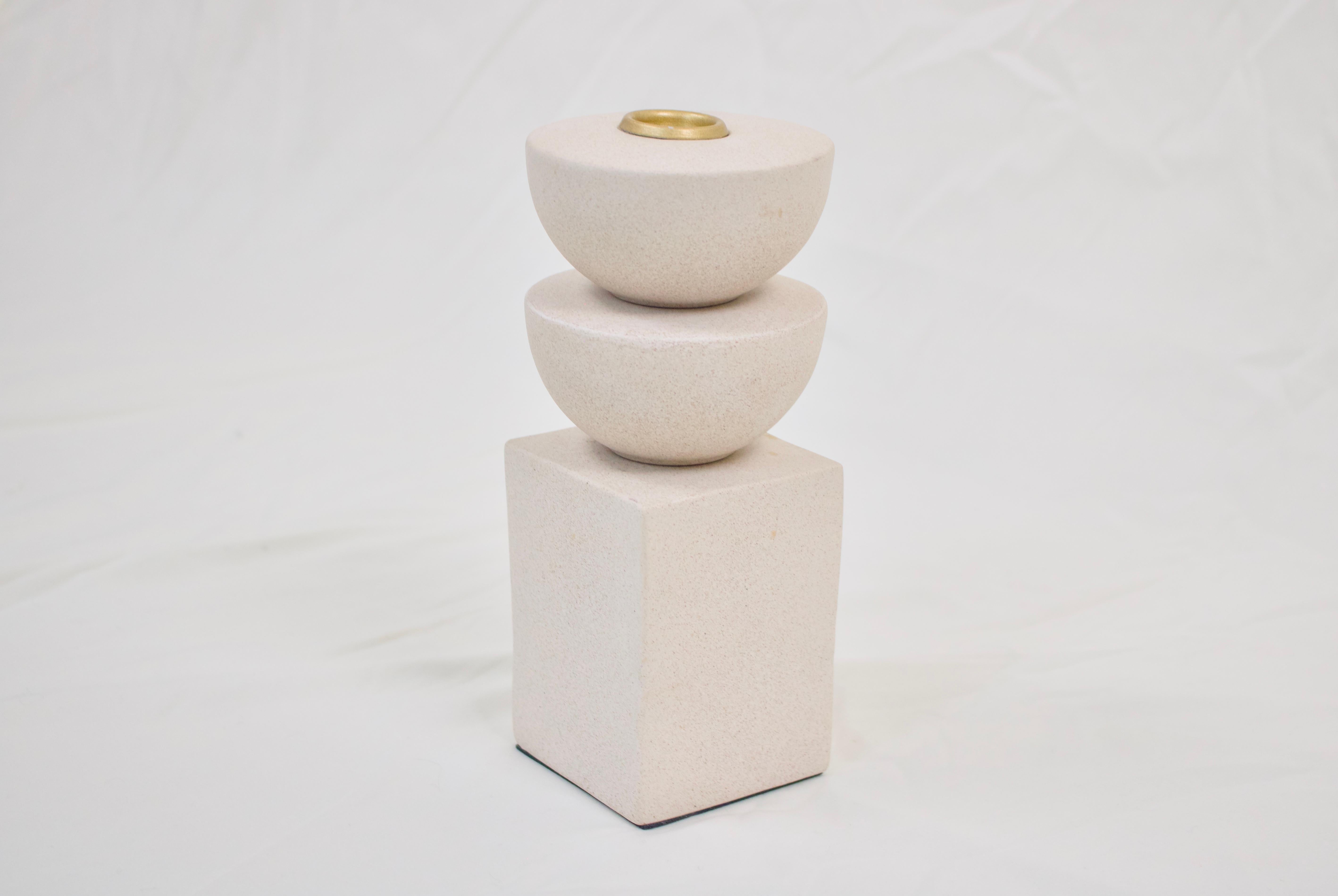 Minimalistischer skulpturaler Kerzenhalter mit gestapelten geometrischen Formen im Angebot 1