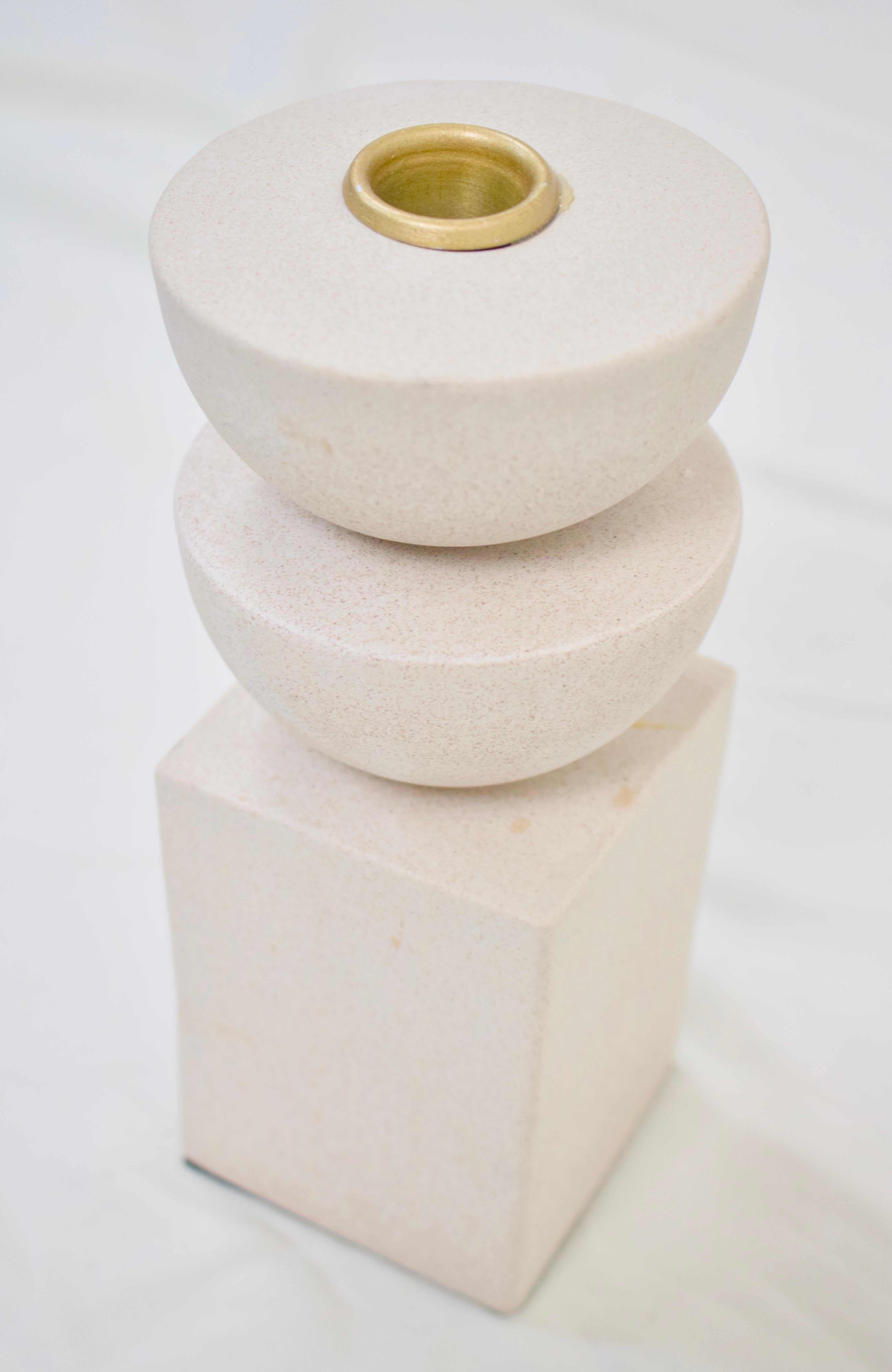 Minimalistischer skulpturaler Kerzenhalter mit gestapelten geometrischen Formen im Angebot 2