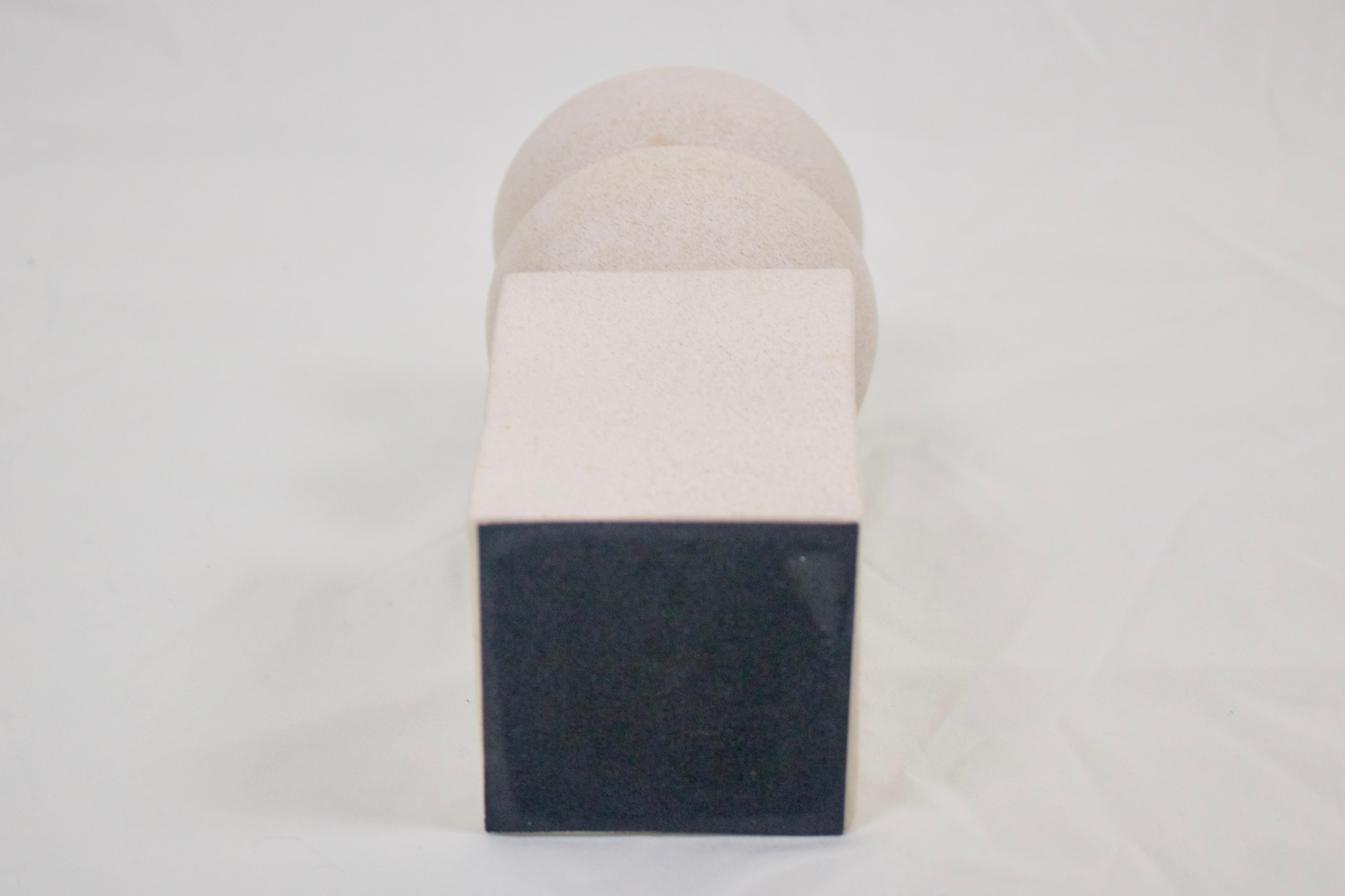 Minimalistischer skulpturaler Kerzenhalter mit gestapelten geometrischen Formen im Angebot 3