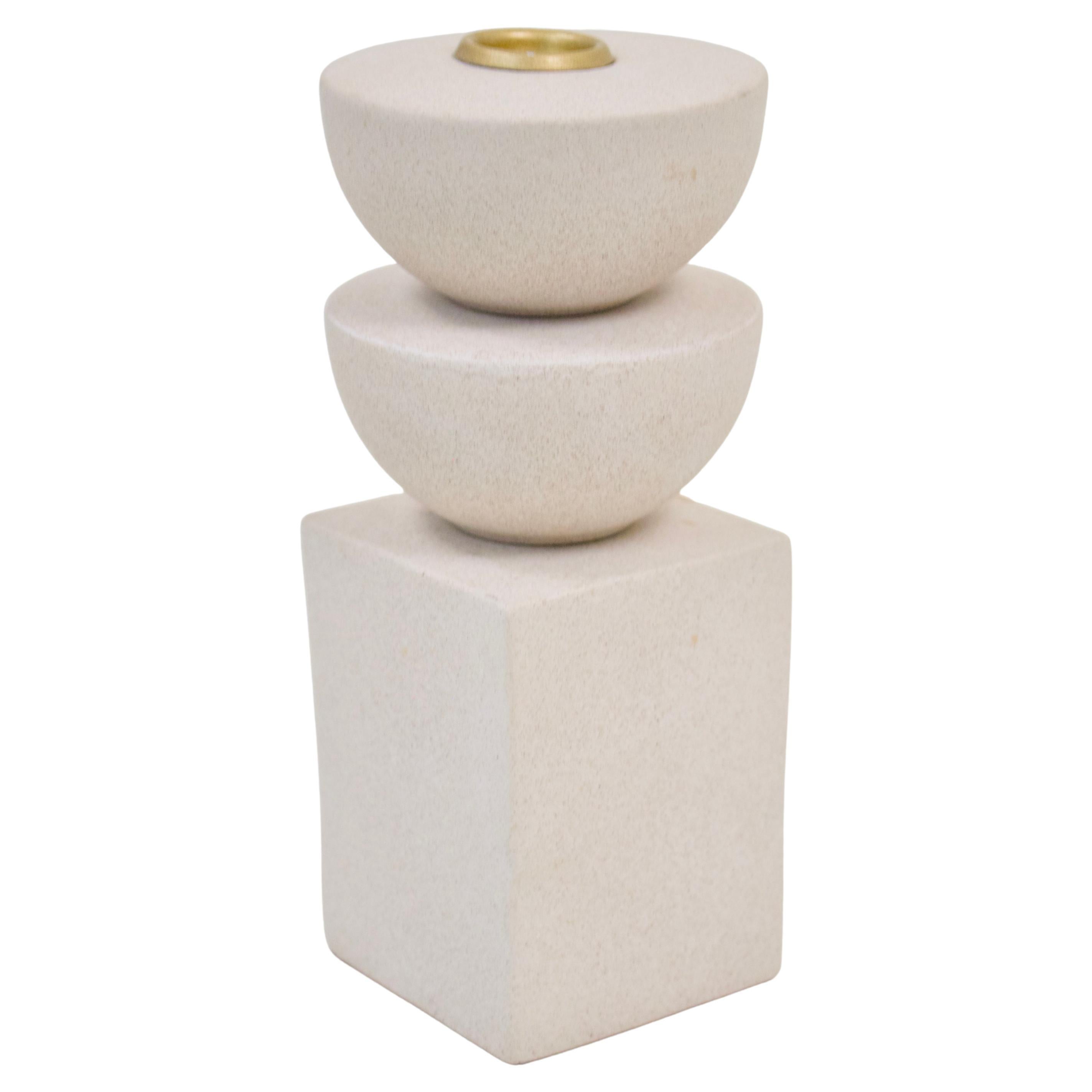 Minimalistischer skulpturaler Kerzenhalter mit gestapelten geometrischen Formen