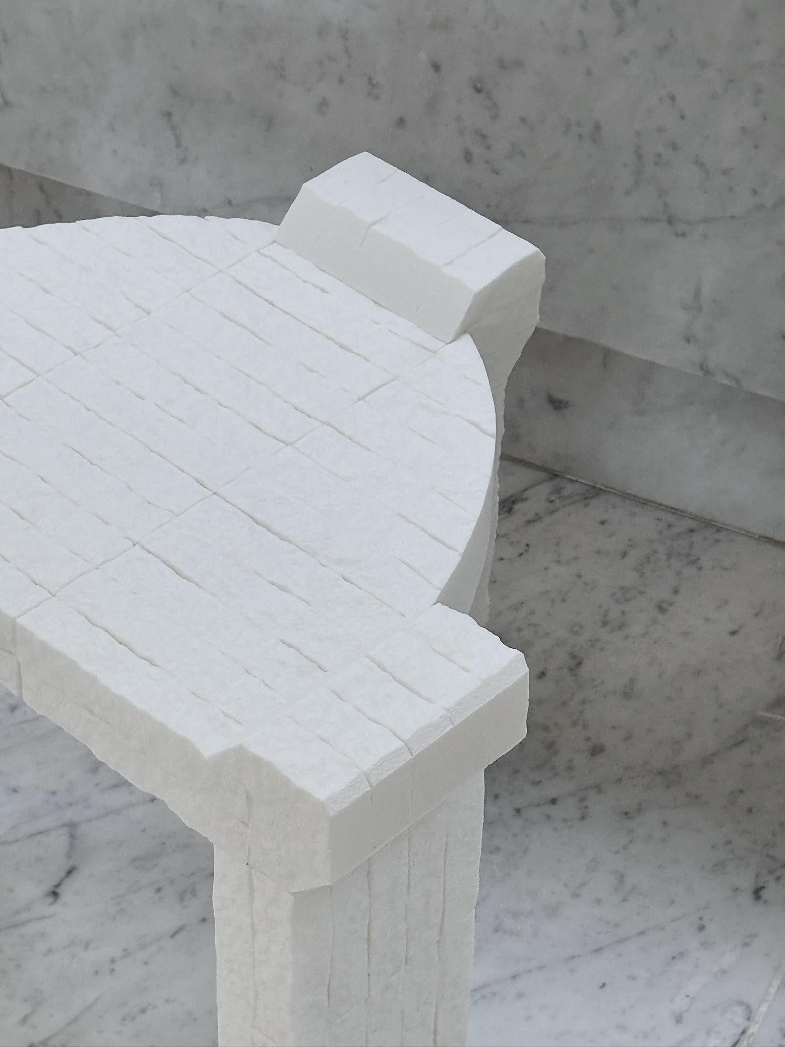 Ce tabouret sculptural est le fruit d'une collaboration entre la designer Maria Osminina et le technologue Pavel Osminin, fusionnant l'esthétique minimaliste et la précision algorithmique. Sa forme à trois pieds reflète la simplicité architecturale