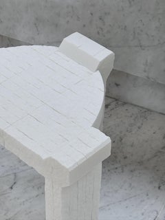Sgabello scultoreo minimalista di Maria Osminina