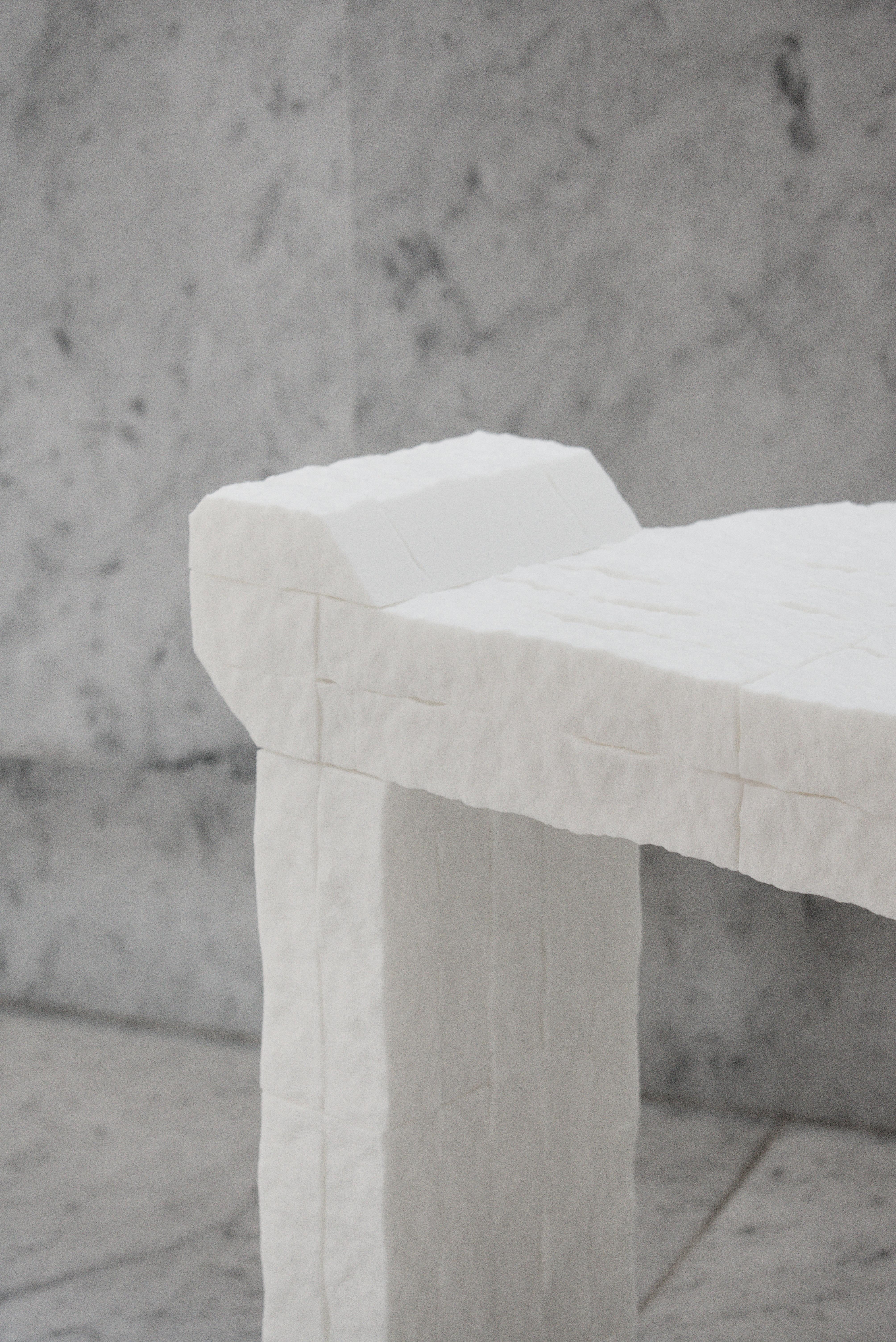 Tabouret sculptural minimaliste de Maria Osminina Neuf - En vente à Carrara (MS), IT