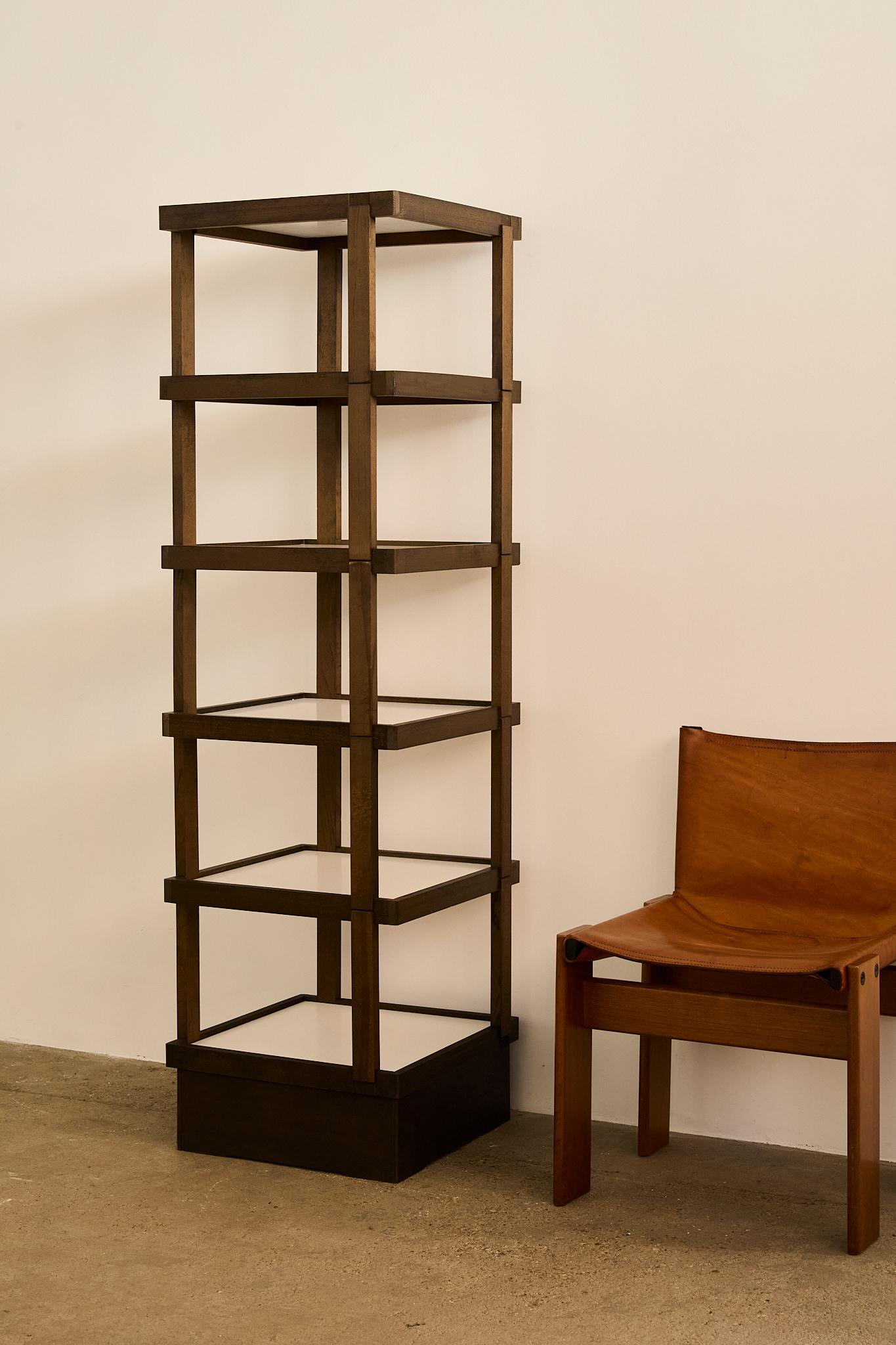 Minimalistisches Regal im Zustand „Gut“ im Angebot in London, GB