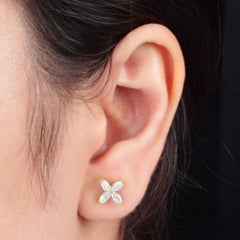 Orecchini minimalisti con diamanti floreali di colore HI e purezza SI in oro giallo 14 carati