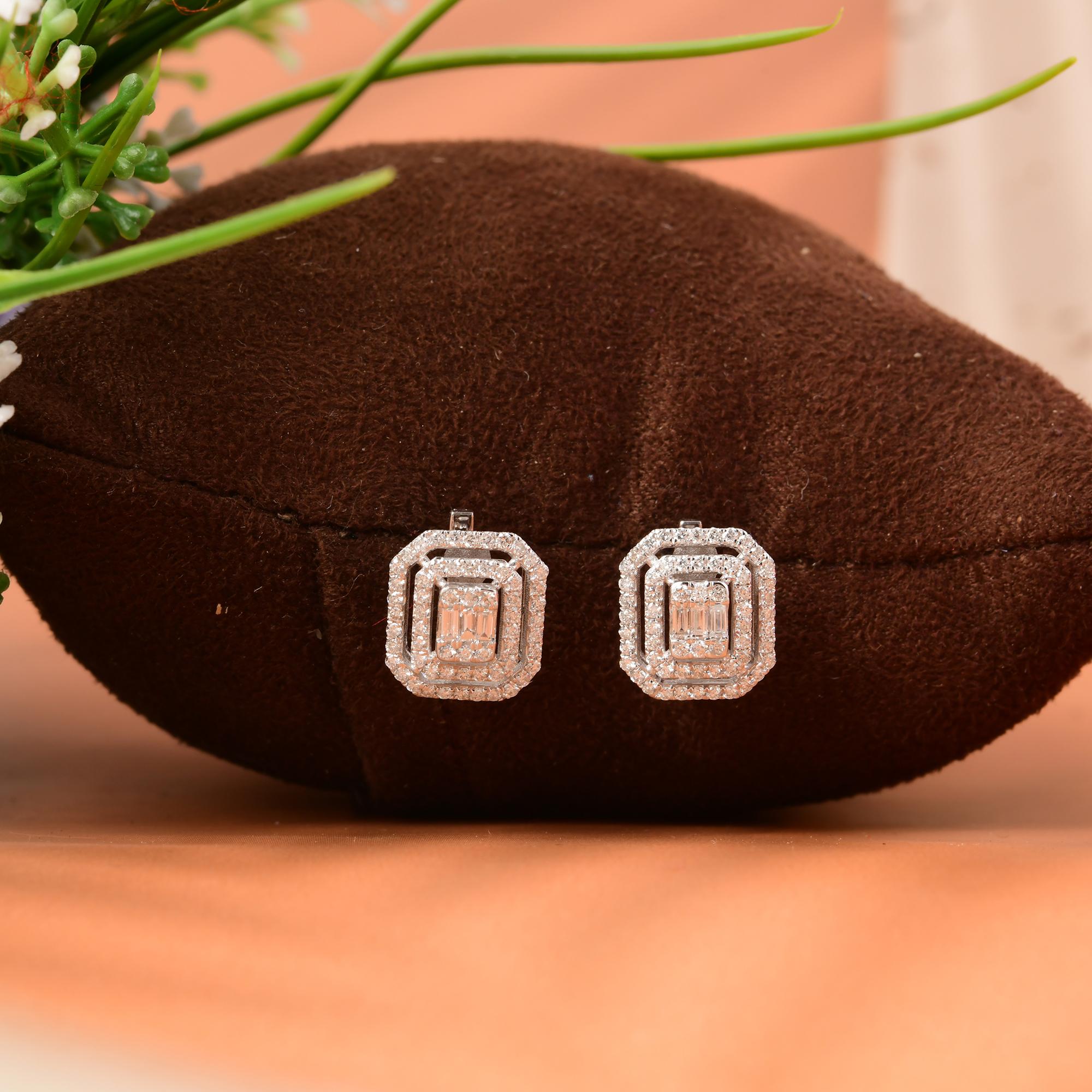 Minimalist SI/H Diamond Halo Stud Earrings 14k White Gold All Tariffs Paid Neuf - En vente à Diera, Dubai