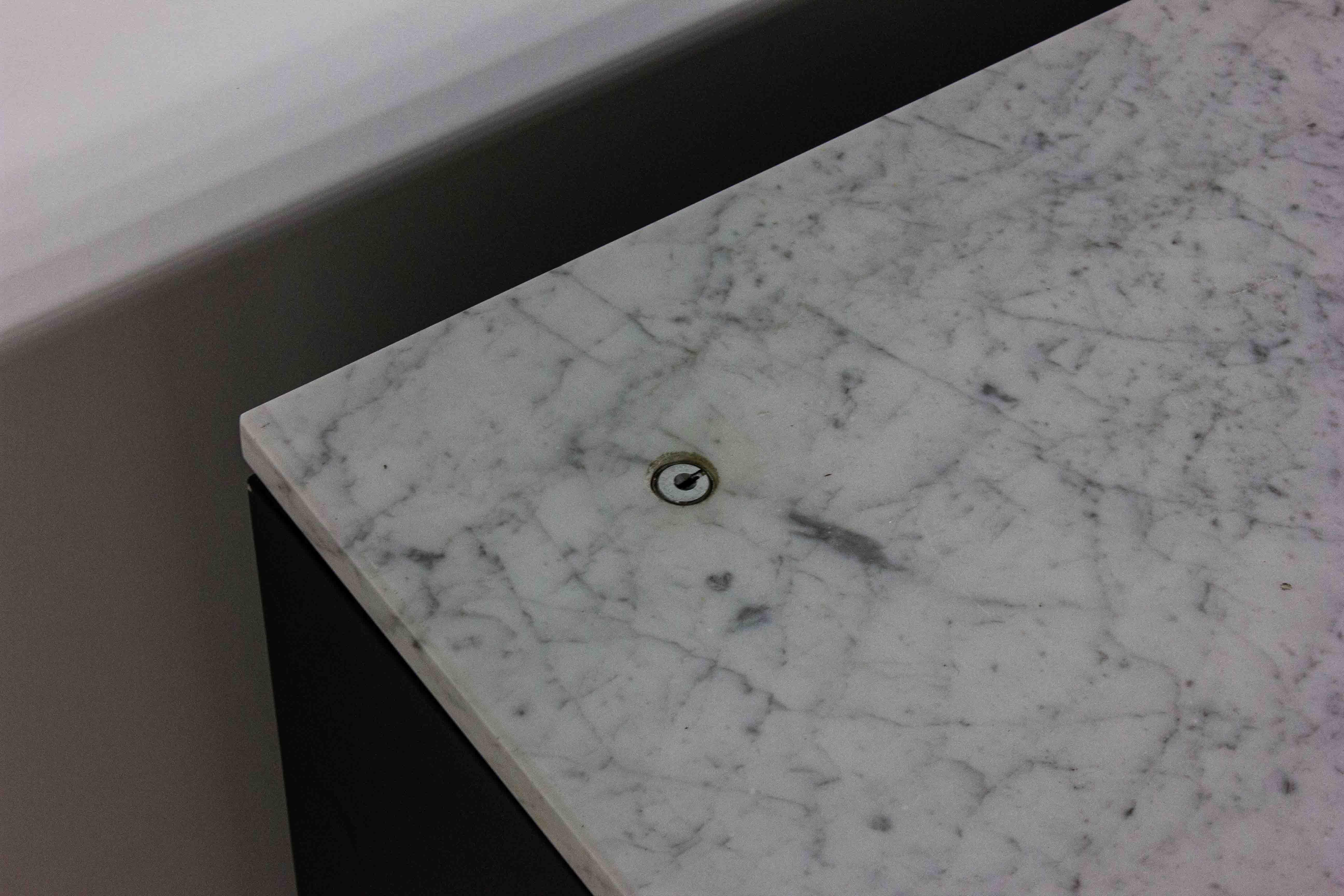 Credenza minimalista di Florence Knoll in legno nero e marmo bianco, 1970 in vendita 4