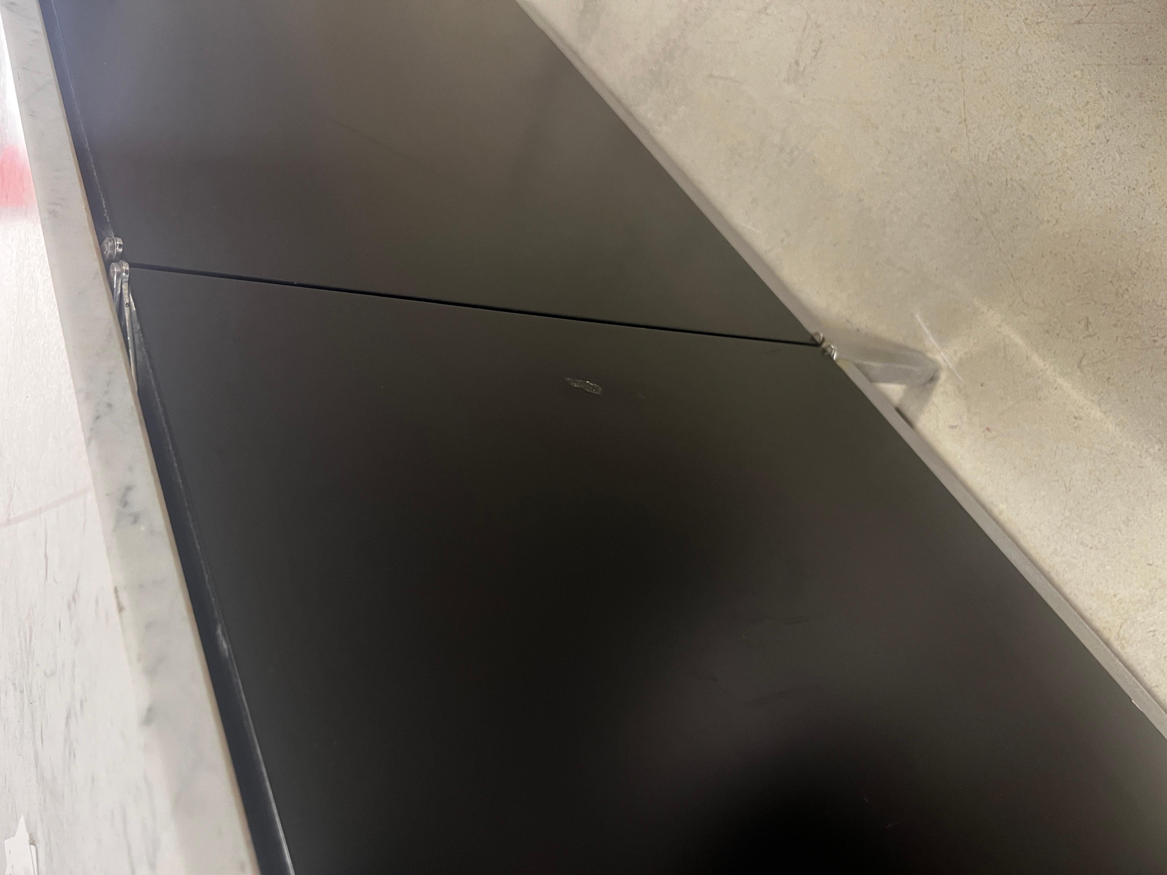 Credenza minimalista di Florence Knoll in legno nero e marmo bianco, 1970 in vendita 6