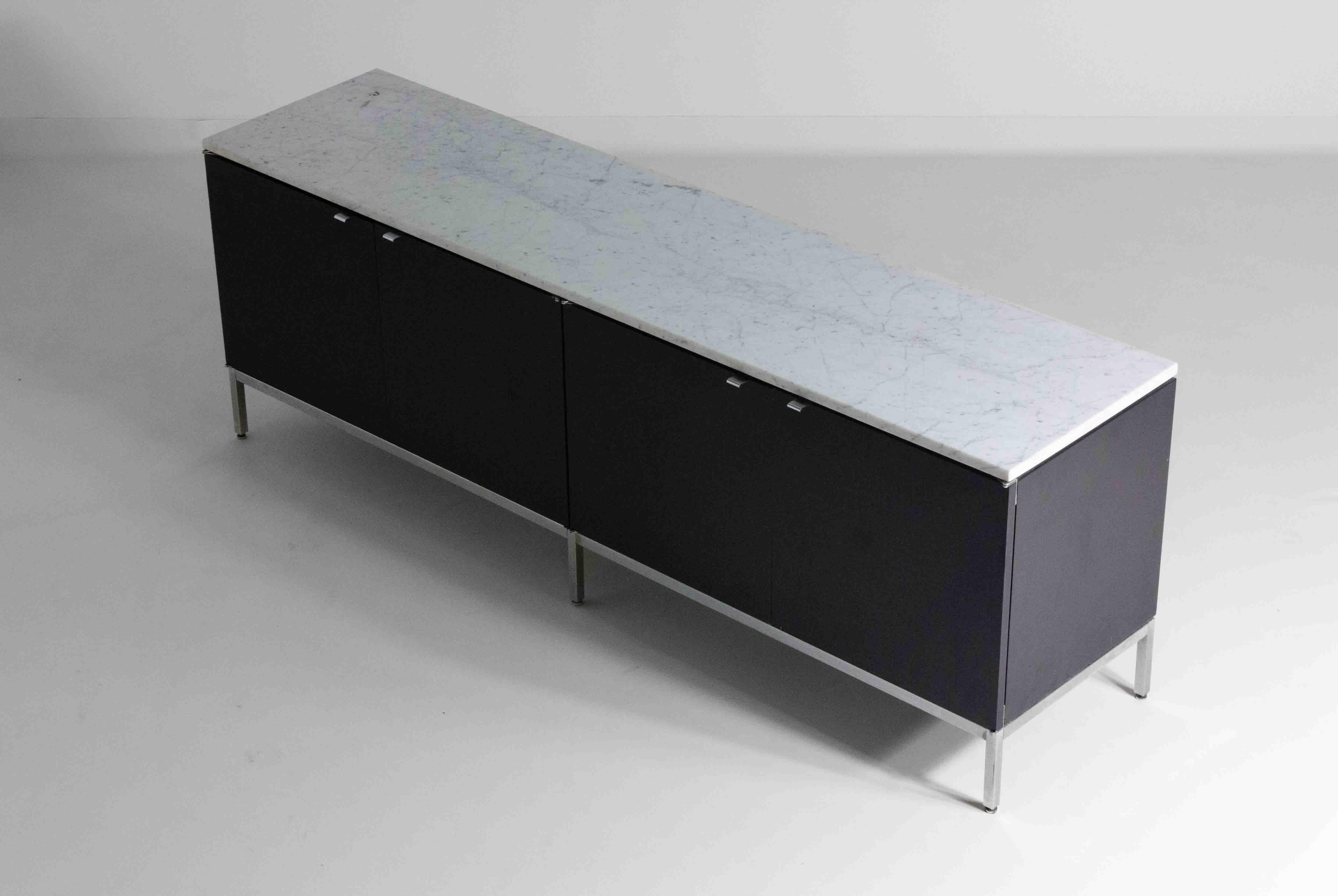 Americano Credenza minimalista di Florence Knoll in legno nero e marmo bianco, 1970 in vendita