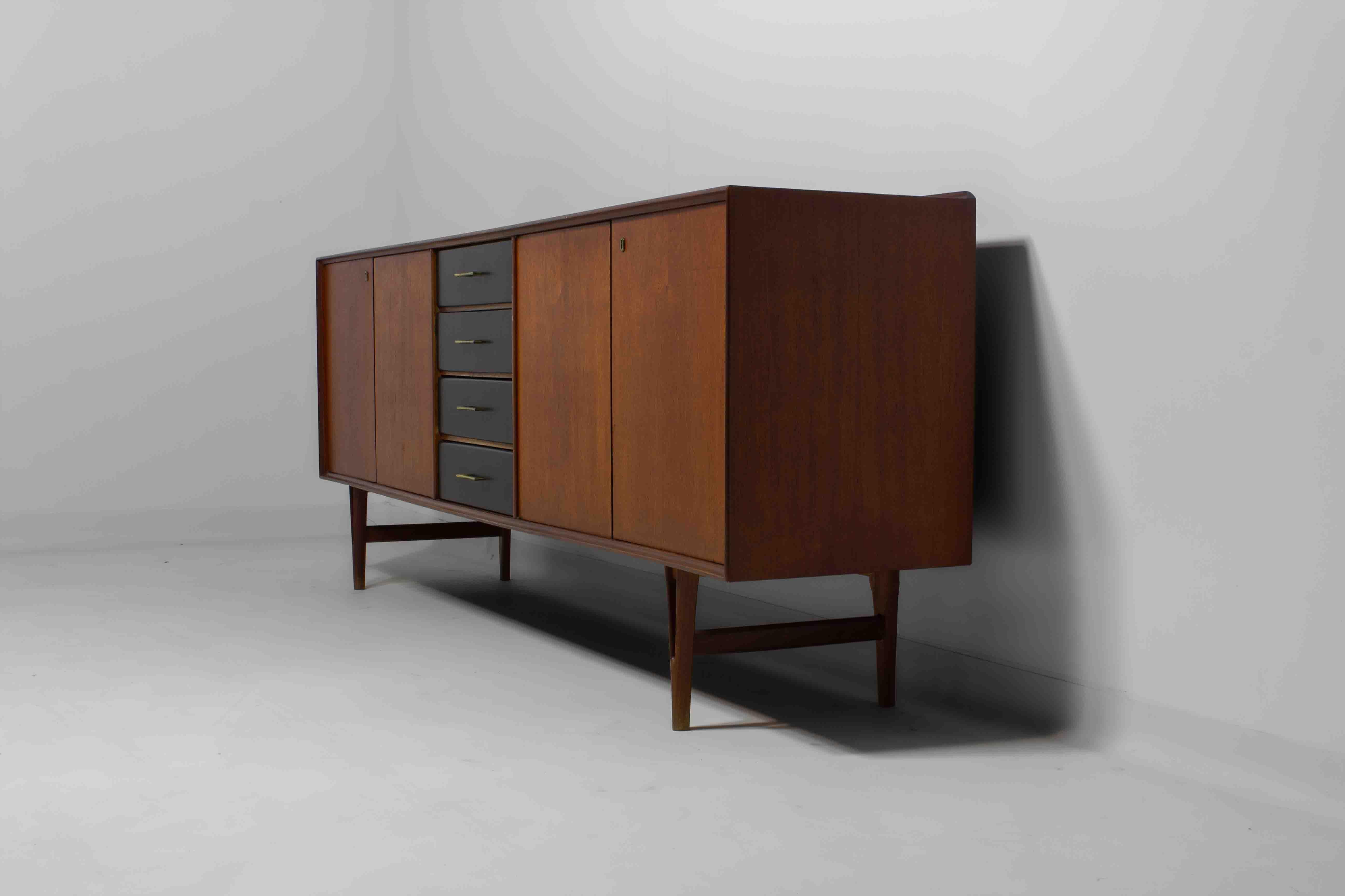 Mid-Century Modern Buffet minimaliste en teck chaud de Van Pelt, Belgique années 1960 en vente
