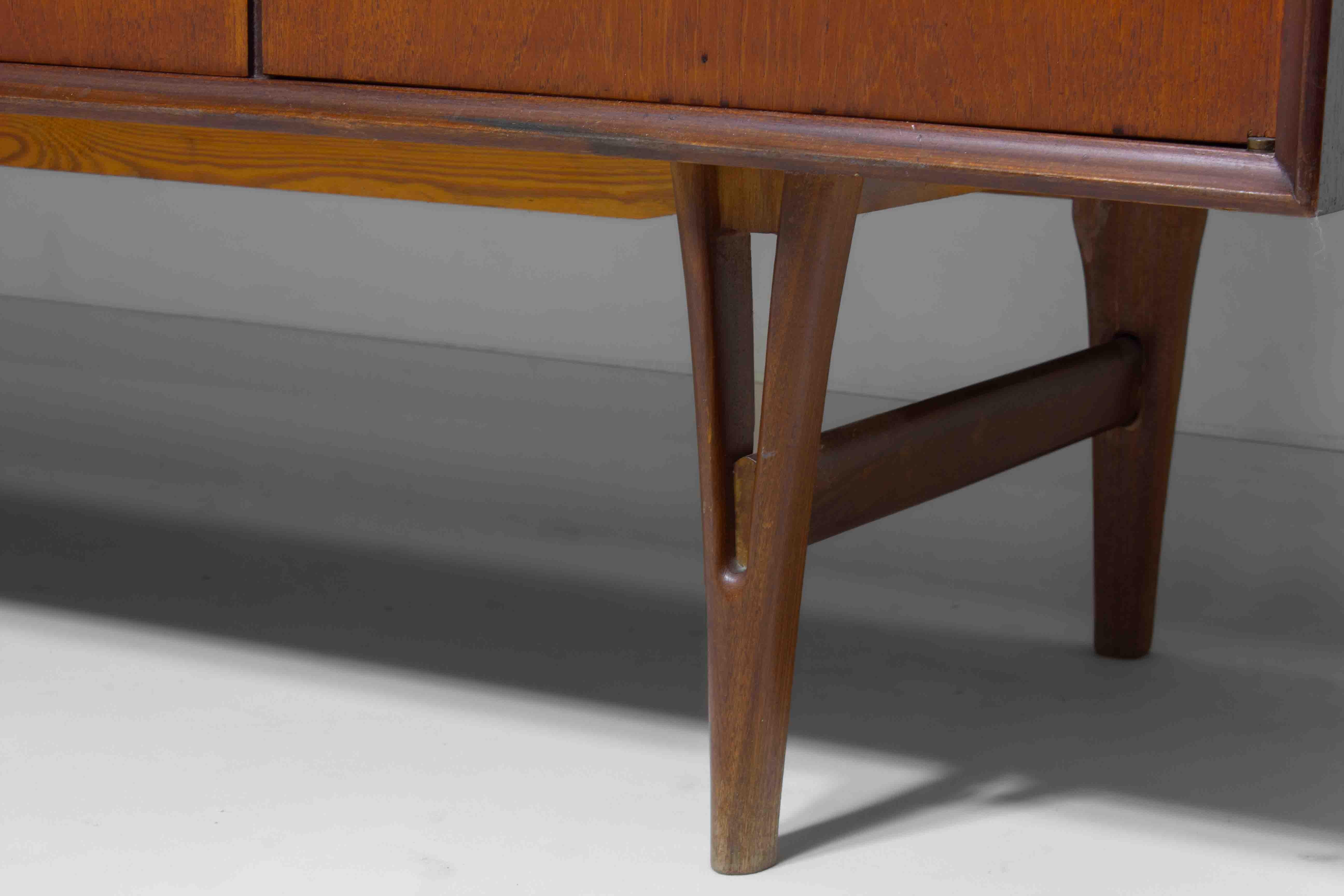 Buffet minimaliste en teck chaud de Van Pelt, Belgique années 1960 Bon état - En vente à Antwerpen, VAN