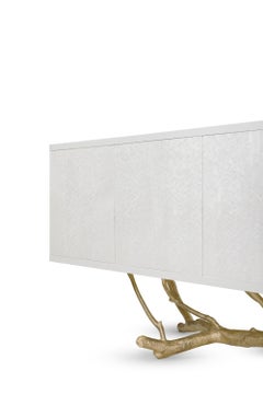 Aparador minimalista sobre base de latón fundido