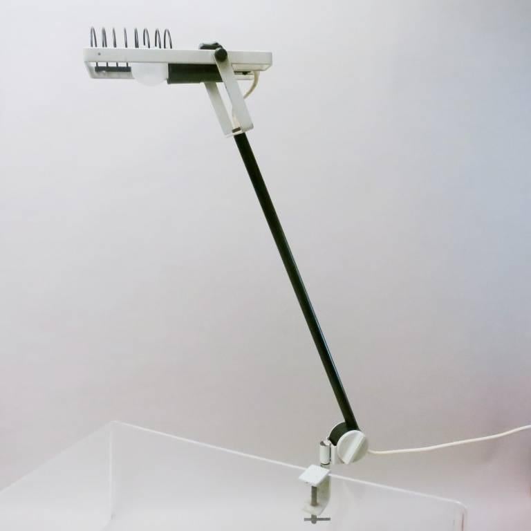 First edition of 1975 Ernesto Gismondi Sintesi task lamp for Artemide. Fully adjustable rotating arm that can be raised and lowered along with top shades and clamp.
  