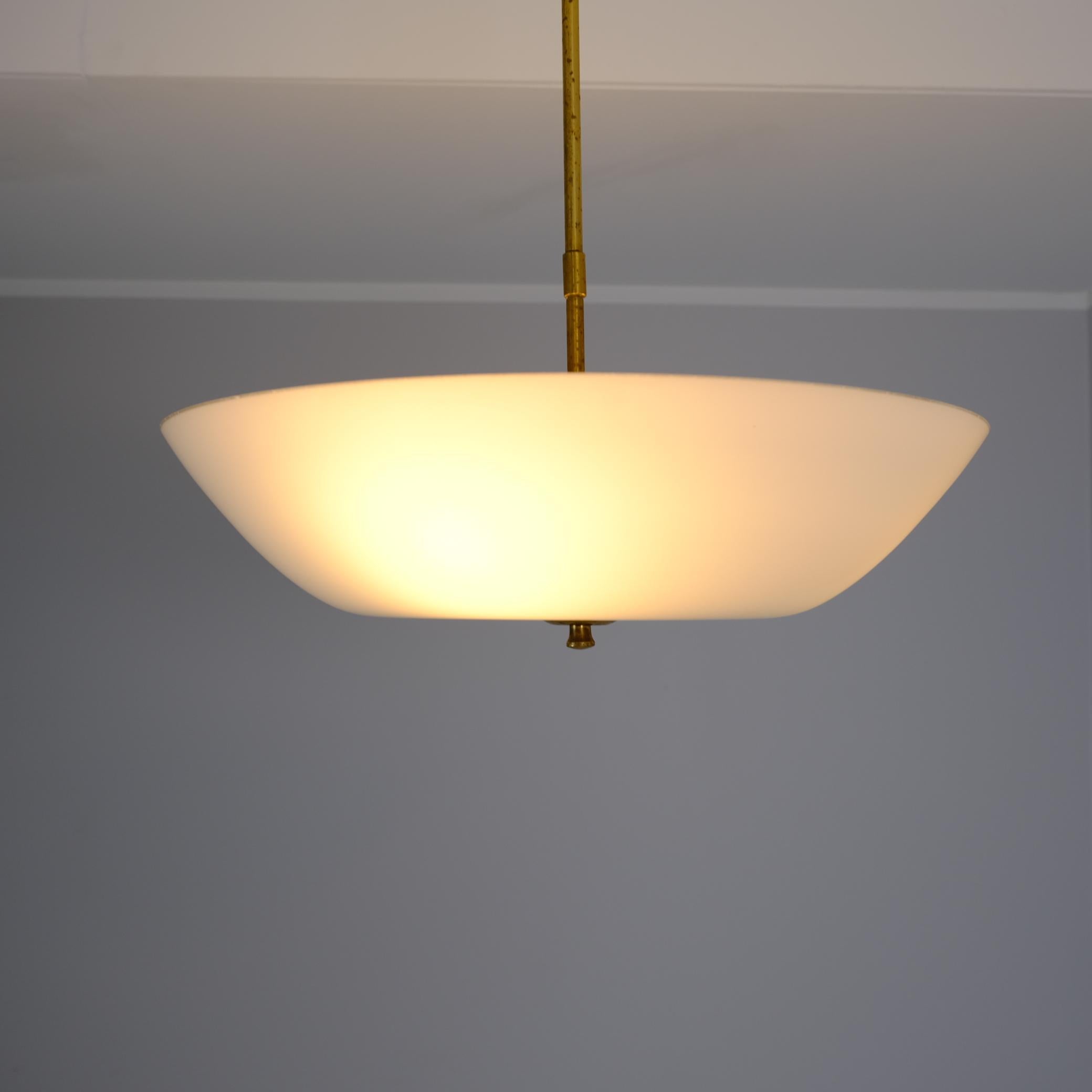 Lámpara de techo minimalista y elegante Model. AA 72/40 de latón y cristal, Itsu Años 50 en venta 3