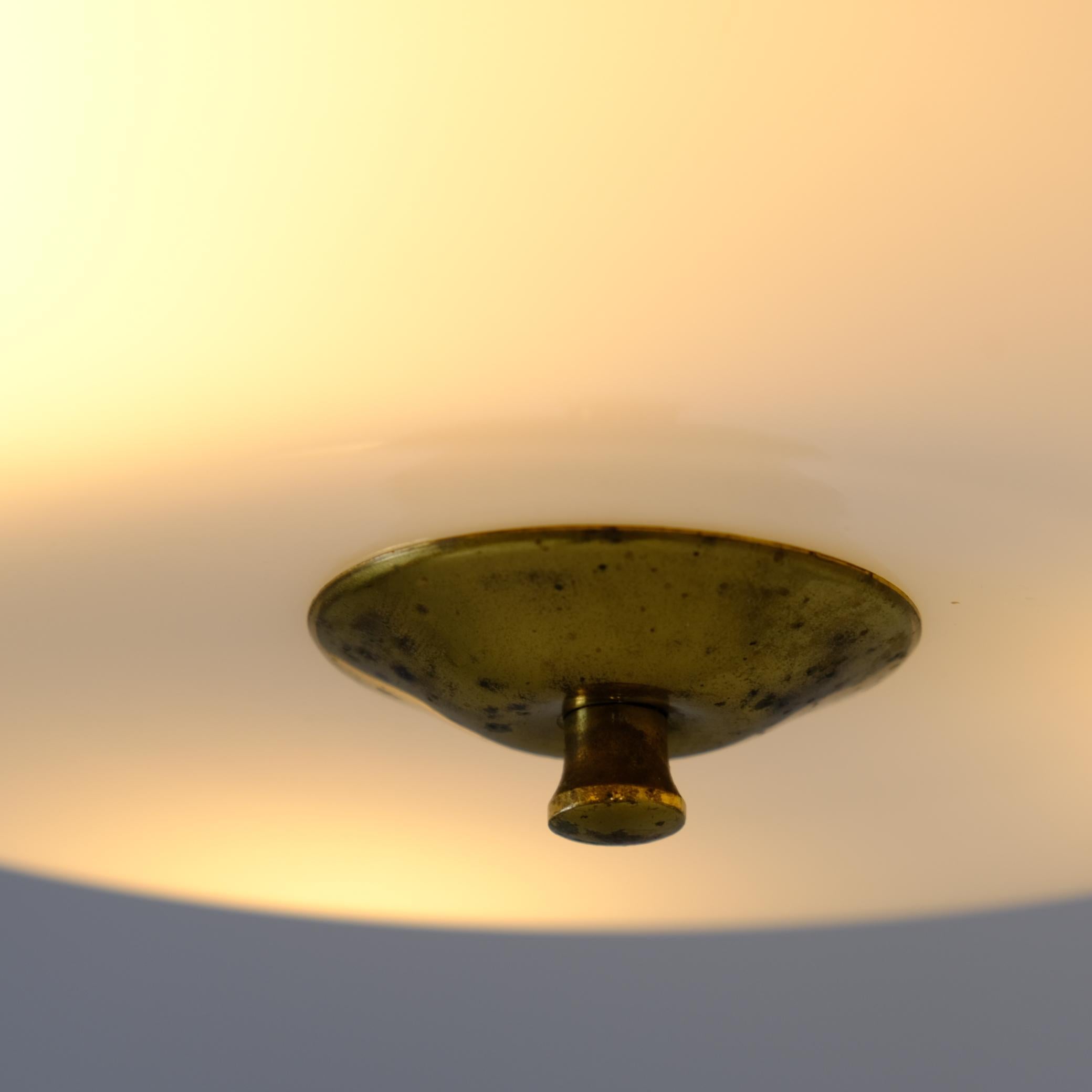 Lámpara de techo minimalista y elegante Model. AA 72/40 de latón y cristal, Itsu Años 50 Latón en venta