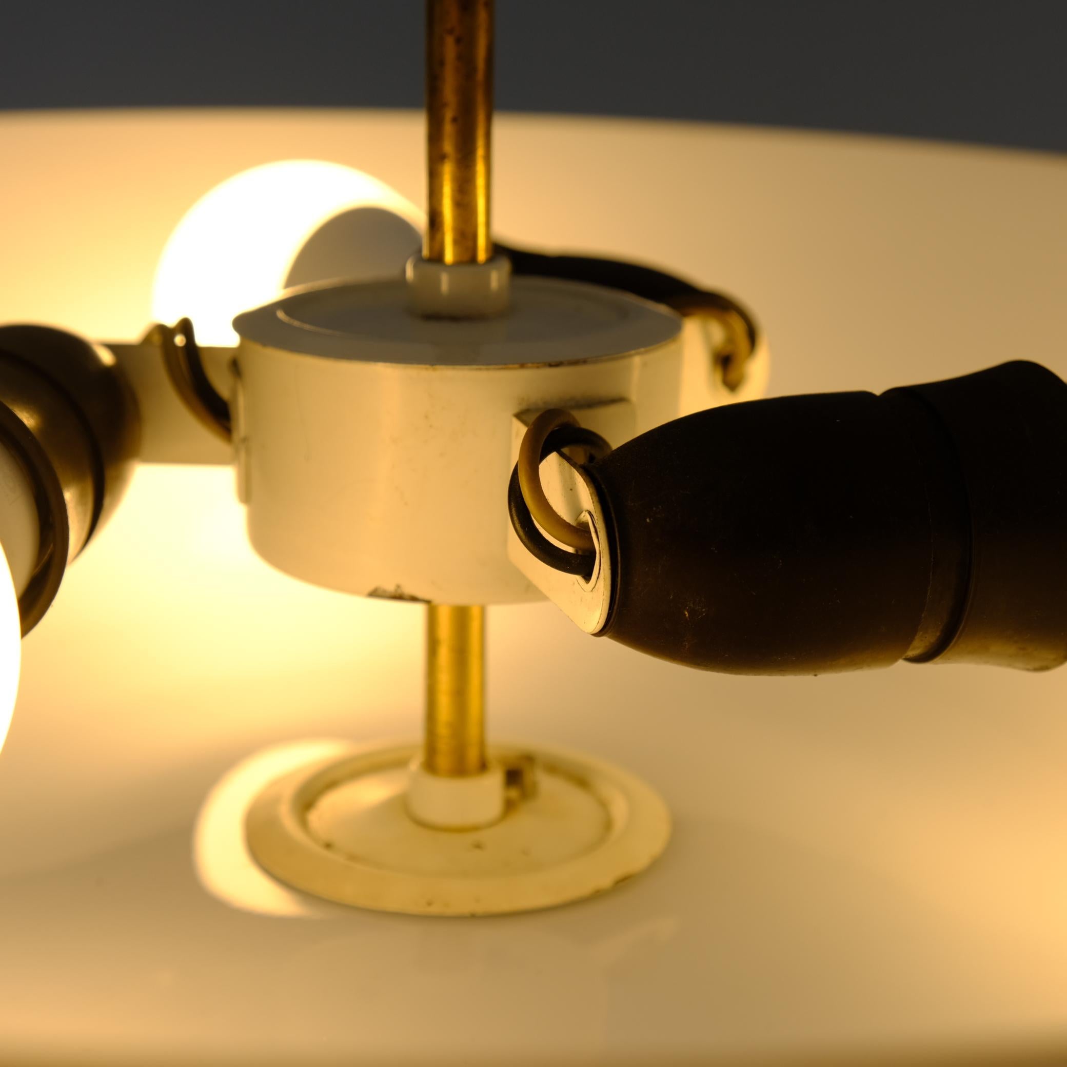 Lámpara de techo minimalista y elegante Model. AA 72/40 de latón y cristal, Itsu Años 50 en venta 2